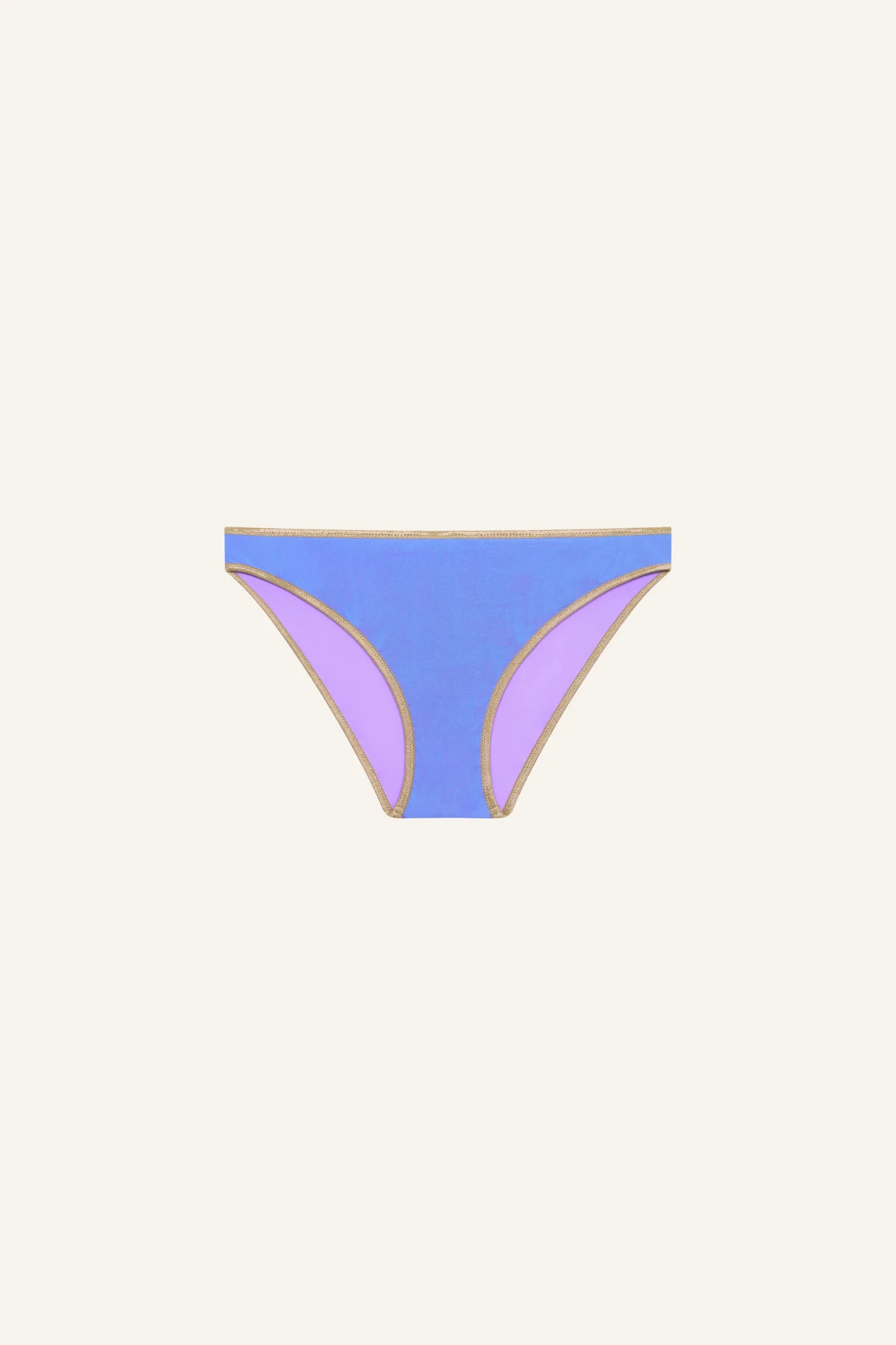 MYMARINI Bikinihose in Blau mit violetten Seitenteilen und beigen Kanten; Low rise, Farbblock-Design sichtbar.#color_lapis-lavender