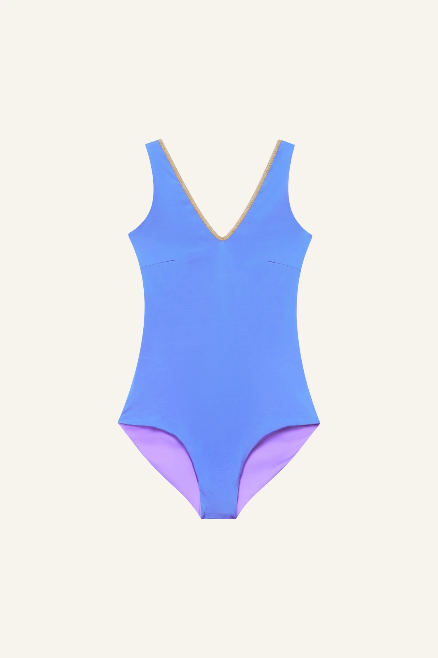 MYMARINI One-Piece Badeanzug, blau mit lilafarbigem Beinausschnitt, V-Ausschnitt, goldene Kante, flach auf hellem Hintergrund.#color_lapis-lavender