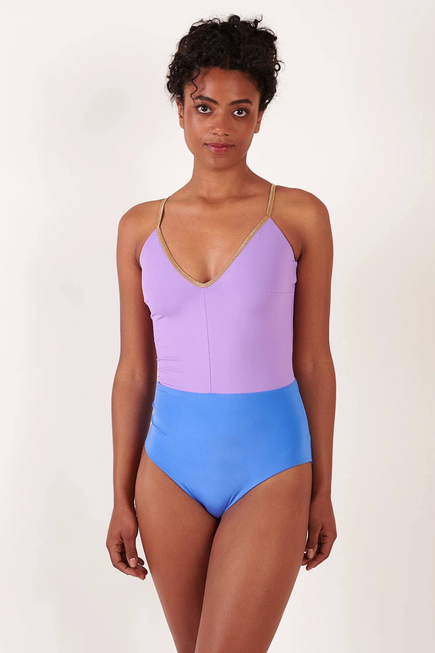 One-Piece-Badeanzug von MYMARINI: lilafarbene Oberteil mit V-Ausschnitt, blaue Unterseite, breite Träger.#color_lapis-lavender