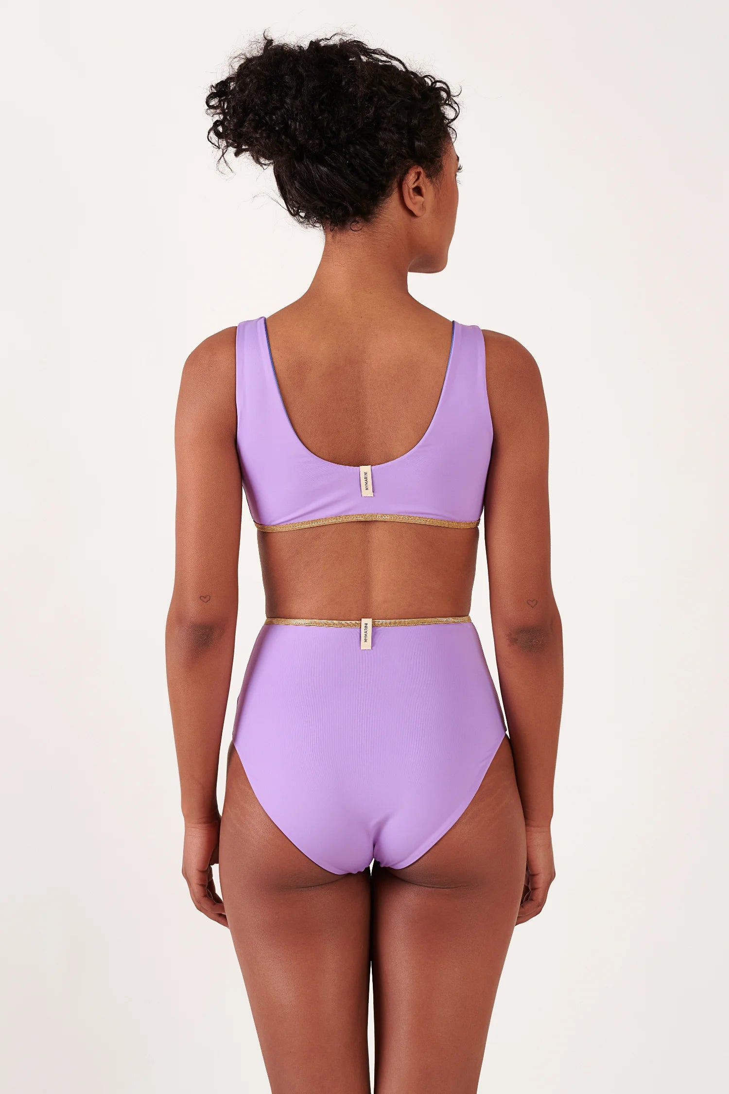 MYMARINI Bikini-Set in Lavendel: Oberteil mit breiten Trägern und tiefem Rücken, Höschen High-Waist mit goldener Zierkante.#color_lapis-lavender