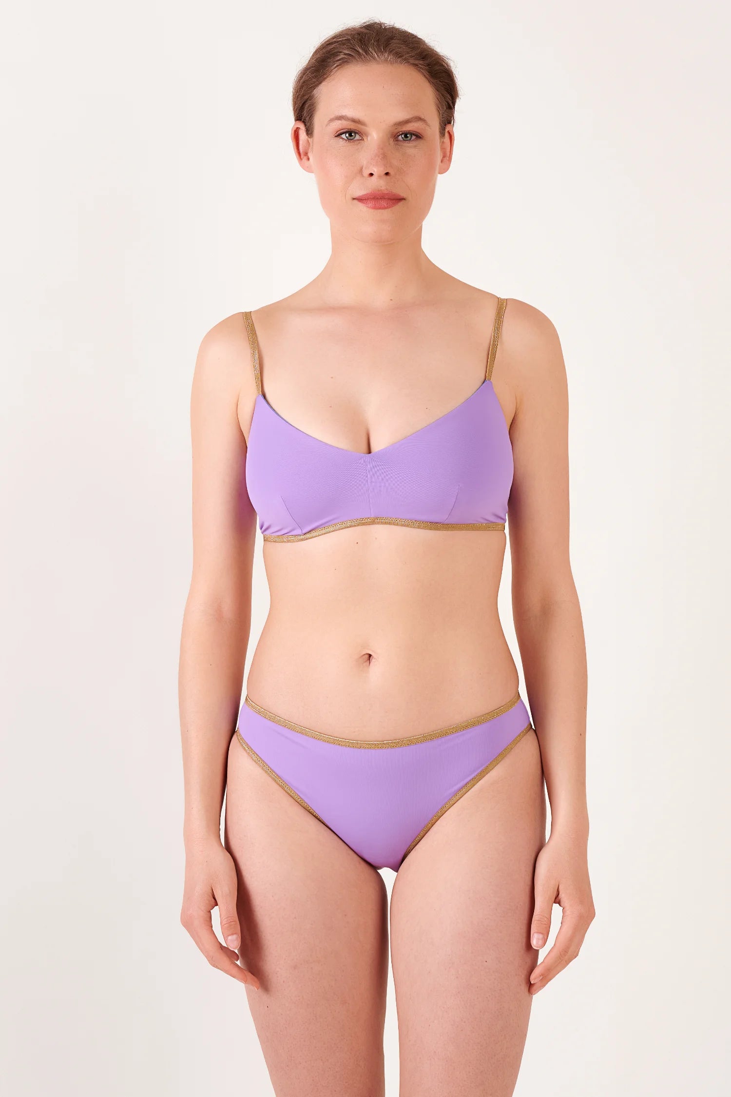MYMARINI-Bikini: Lavendelfarbenes Oberteil mit V-Ausschnitt und schmalen Trägern, Mid-Rise Bikinihose mit goldener Zierkante.#color_lapis-lavender