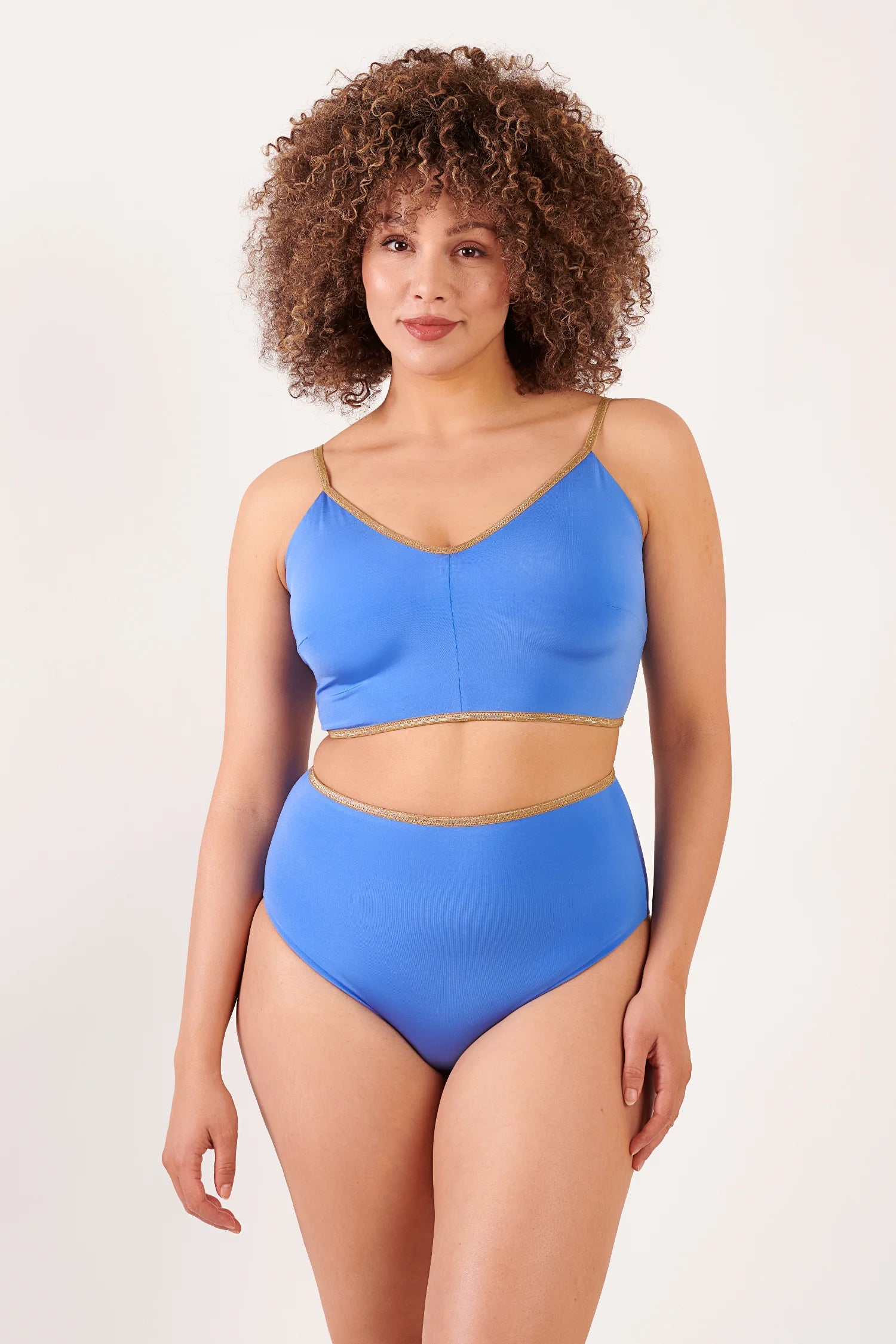 MYMARINI Bikini-Top und Bikini-Hose in Blau, Goldrand; Spaghettiträger-Top, Hose High waist, frontal.#color_lapis-lavender