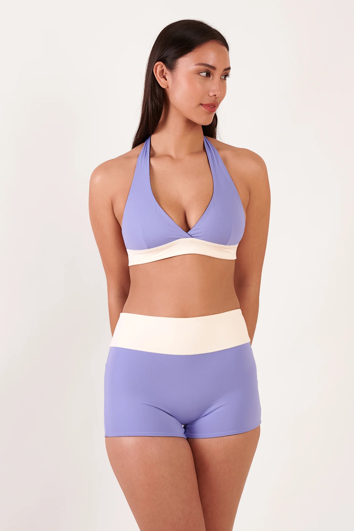 MYMARINI Bikini-Set: Halteroberteil mit V-Ausschnitt, cremefarbener Unterband; High-Waist-Bikinihose in Lavendel.#color_chocolate-lilac