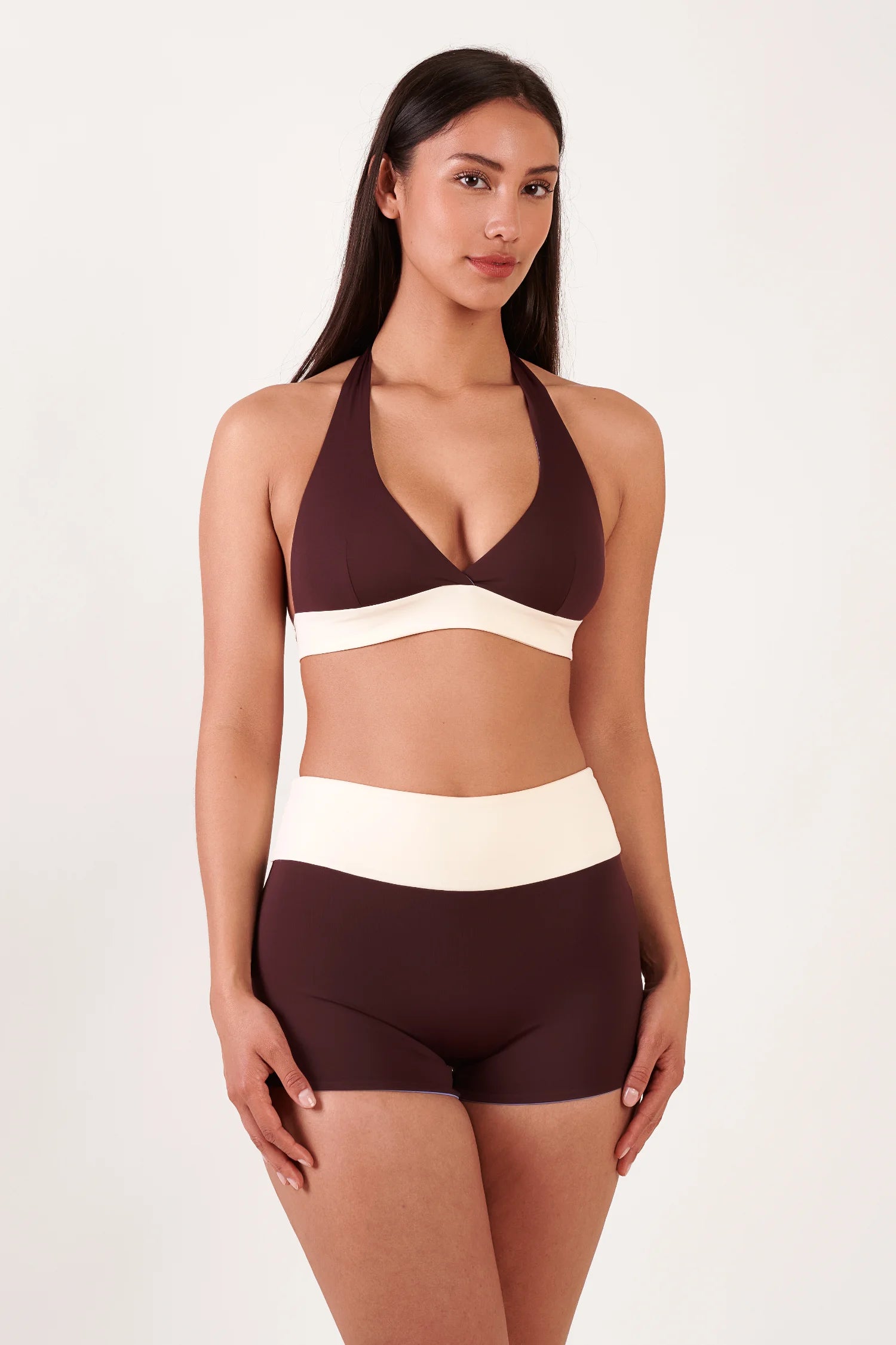 MYMARINI Bikini-Top mit Halter und tieferem V-Ausschnitt in Braun, cremefarbener Saum; Bikinihose mit hohem Bund.#color_chocolate-lilac