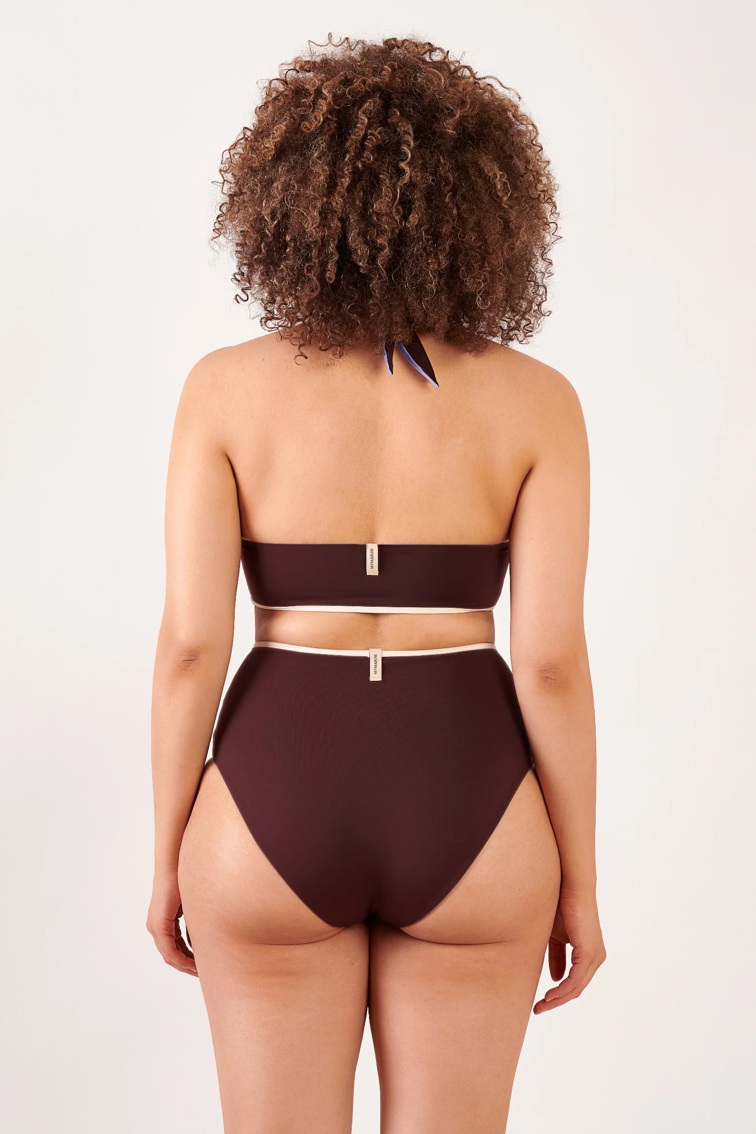 MYMARINI Bikini, Bandeau-Oberteil, High-Waist-Unterteil, Rückansicht, dunkelbraun mit heller Kante, blaues Halterband.#color_chocolate-lilac