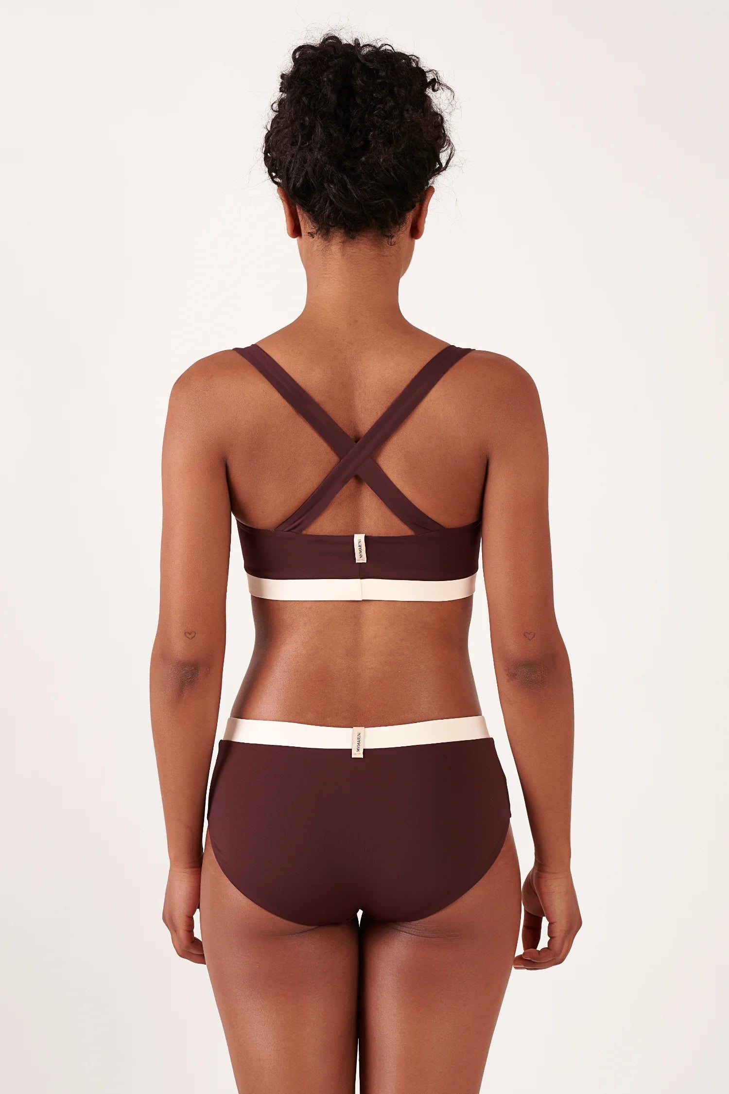 MYMARINI Bikini-Set: Bikinitop und Bikinihose, Rückansicht, Kreuzträger, hoher Bund mit cremefarbenem Band.#color_chocolate-lilac