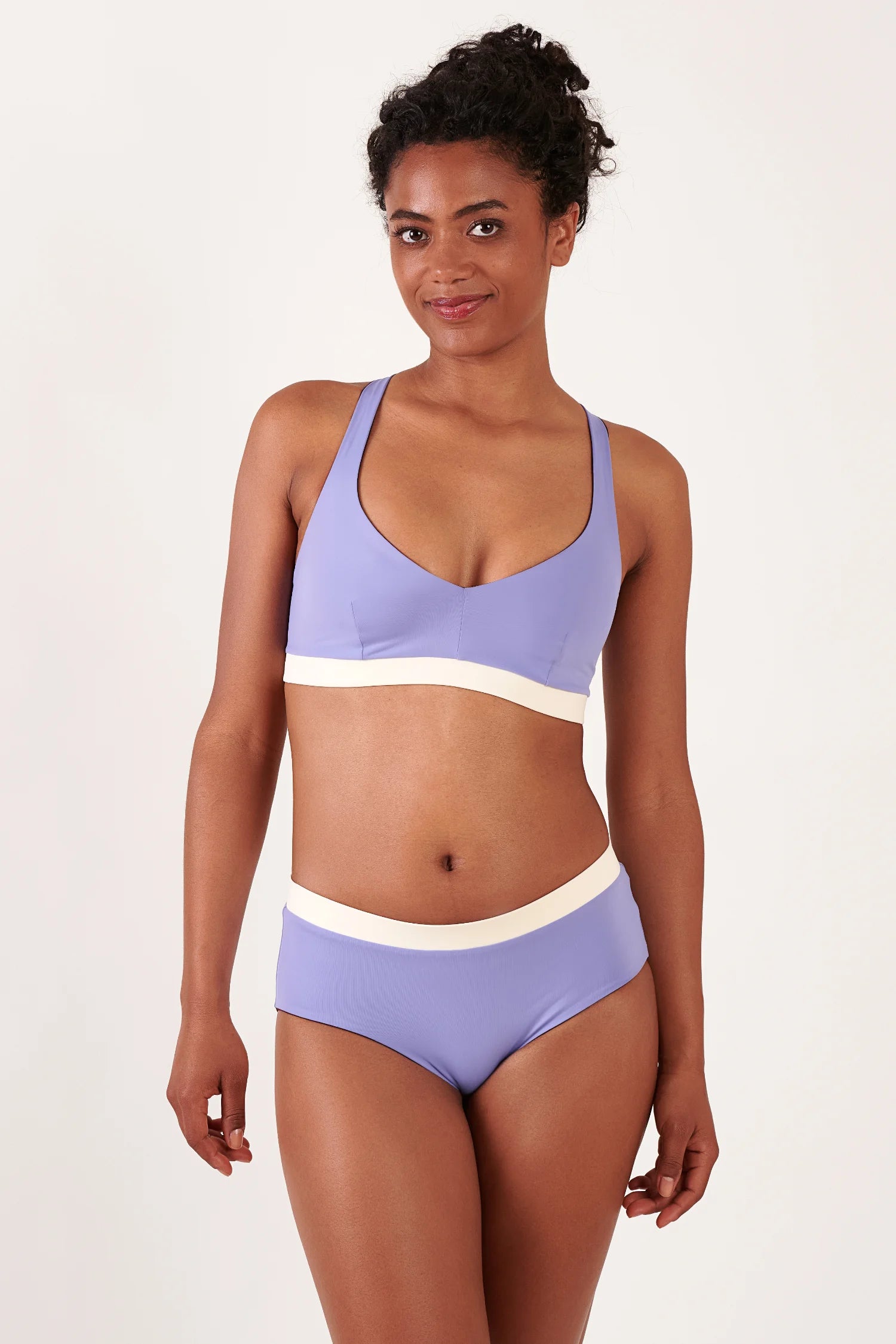 MYMARINI Bikini in Lavendel mit weißem Band; V-Ausschnitt, breite Träger, Frontansicht.#color_chocolate-lilac