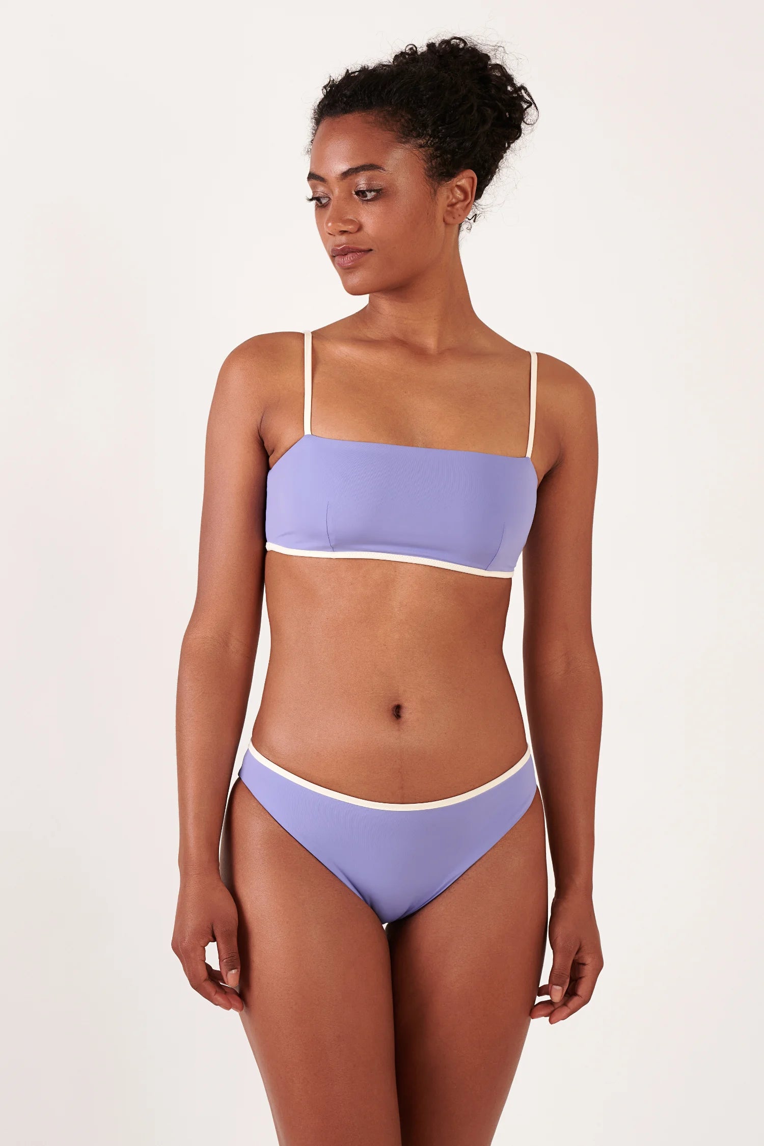 MYMARINI Bikini-Top mit dünnen Spaghettiträgern, gerader Fliederschnitt mit Weißrand; Bikini-Hose Mid rise mit Weißrand.#color_chocolate-lilac