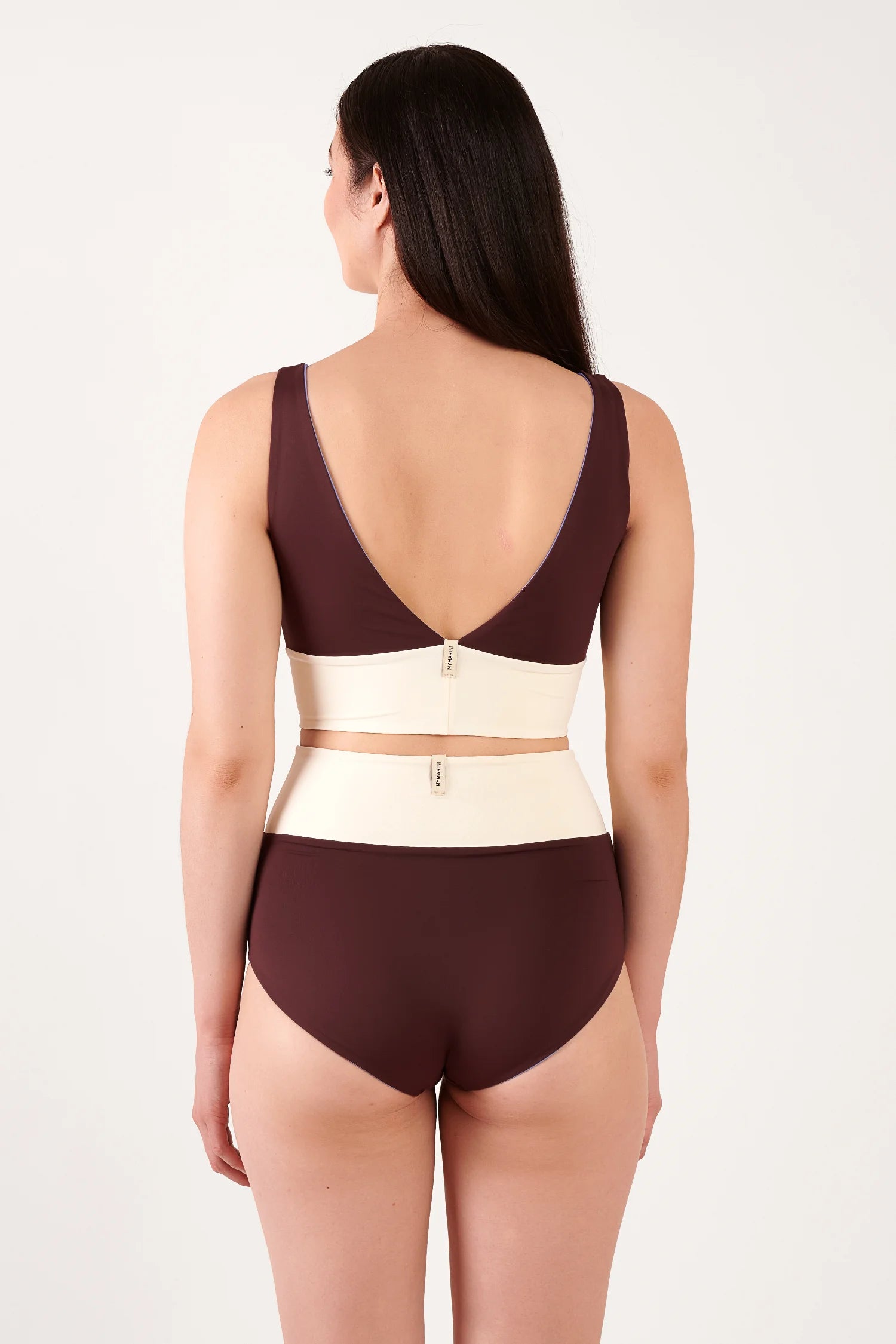 MYMARINI Bikini-Set: braunes Oberteil mit tiefem V-Rücken und breiten Trägern, beige Hochbund-Hose, Rückenansicht.#color_chocolate-lilac