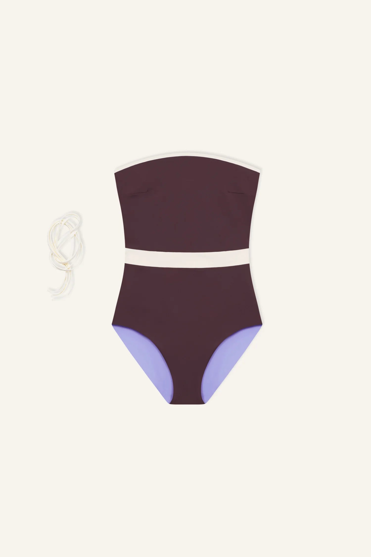 MYMARINI One-Piece, Bandeau-Bademode in Dunkelrot mit heller Taillensektion, lila Innenbeine, Schnur links als Zubehör.#color_chocolate-lilac