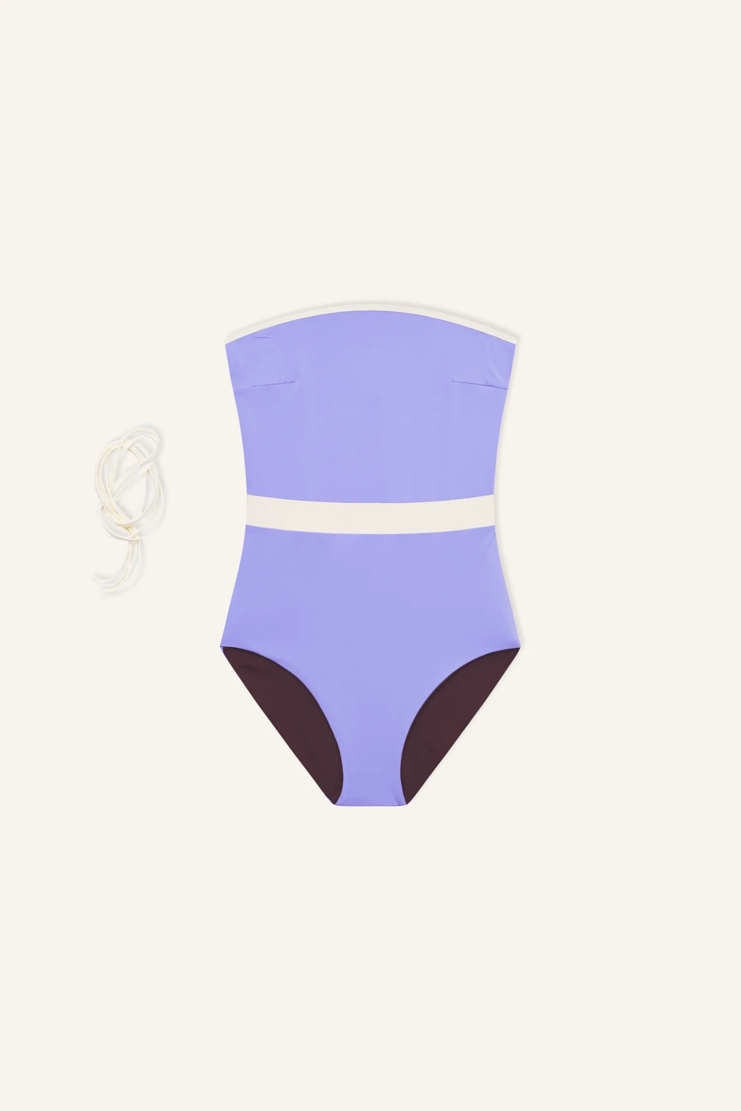 MYMARINI einteiliger Badeanzug in Flieder mit weißem Gürtel, Bandeau-Schnitt; links sichtbares Bindeband.#color_chocolate-lilac