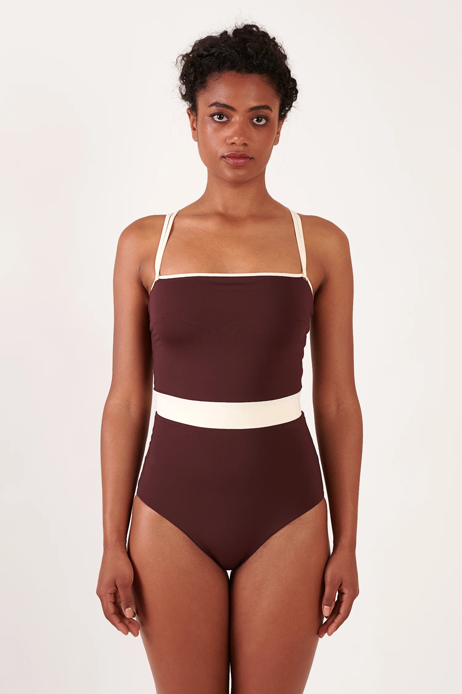 MYMARINI One-Piece mit Dunkelrot, cremefarbener Oberkante undTaillenband; dünne Träger, High-Waist-Schnitt.#color_chocolate-lilac