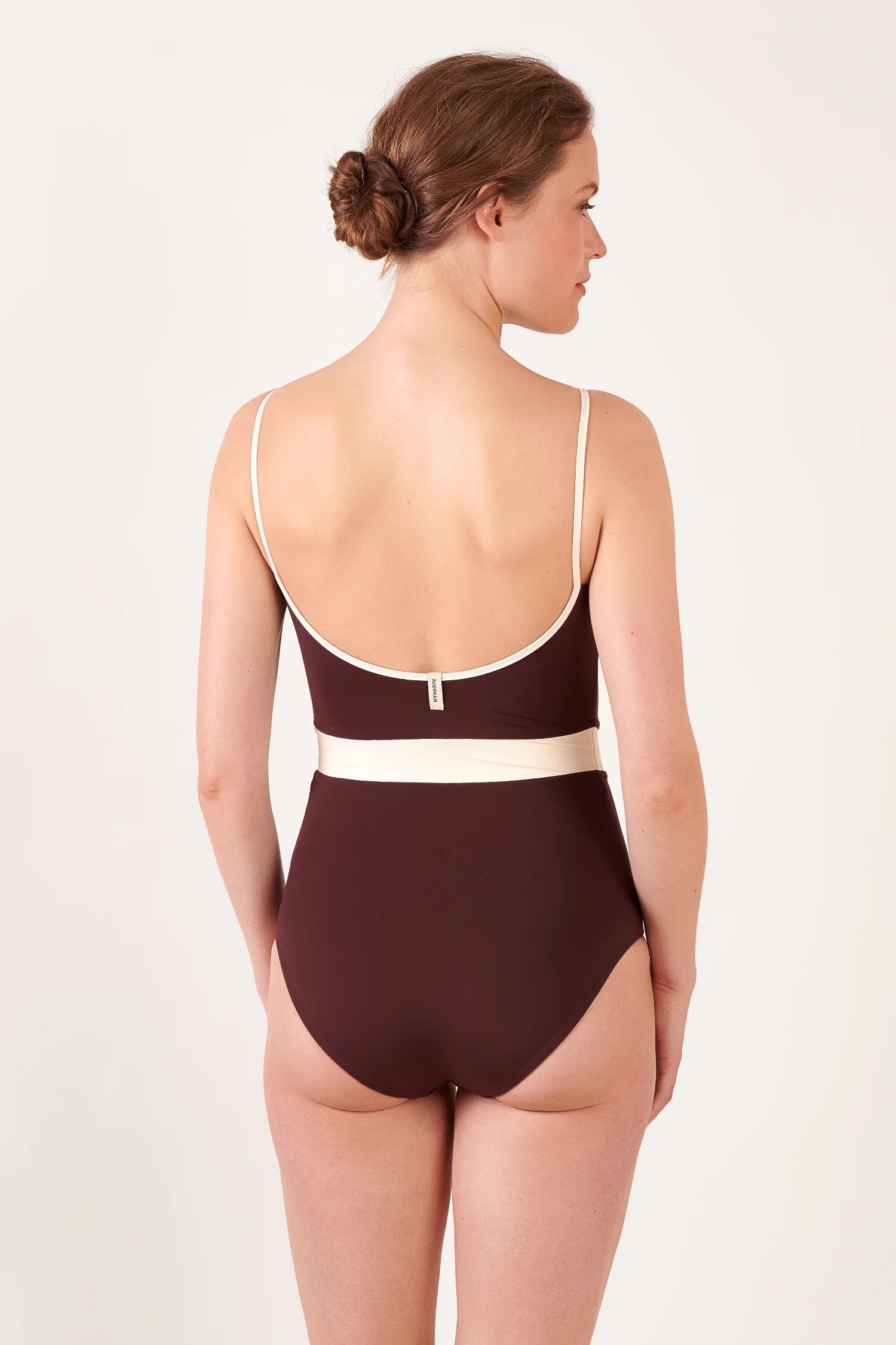 MYMARINI Bikini-Top und Bikini-Hose in dunkelbraun mit cremefarbener Kante; Rücken tiefer Ausschnitt, dünne Träger; High-Waist.#color_chocolate-lilac