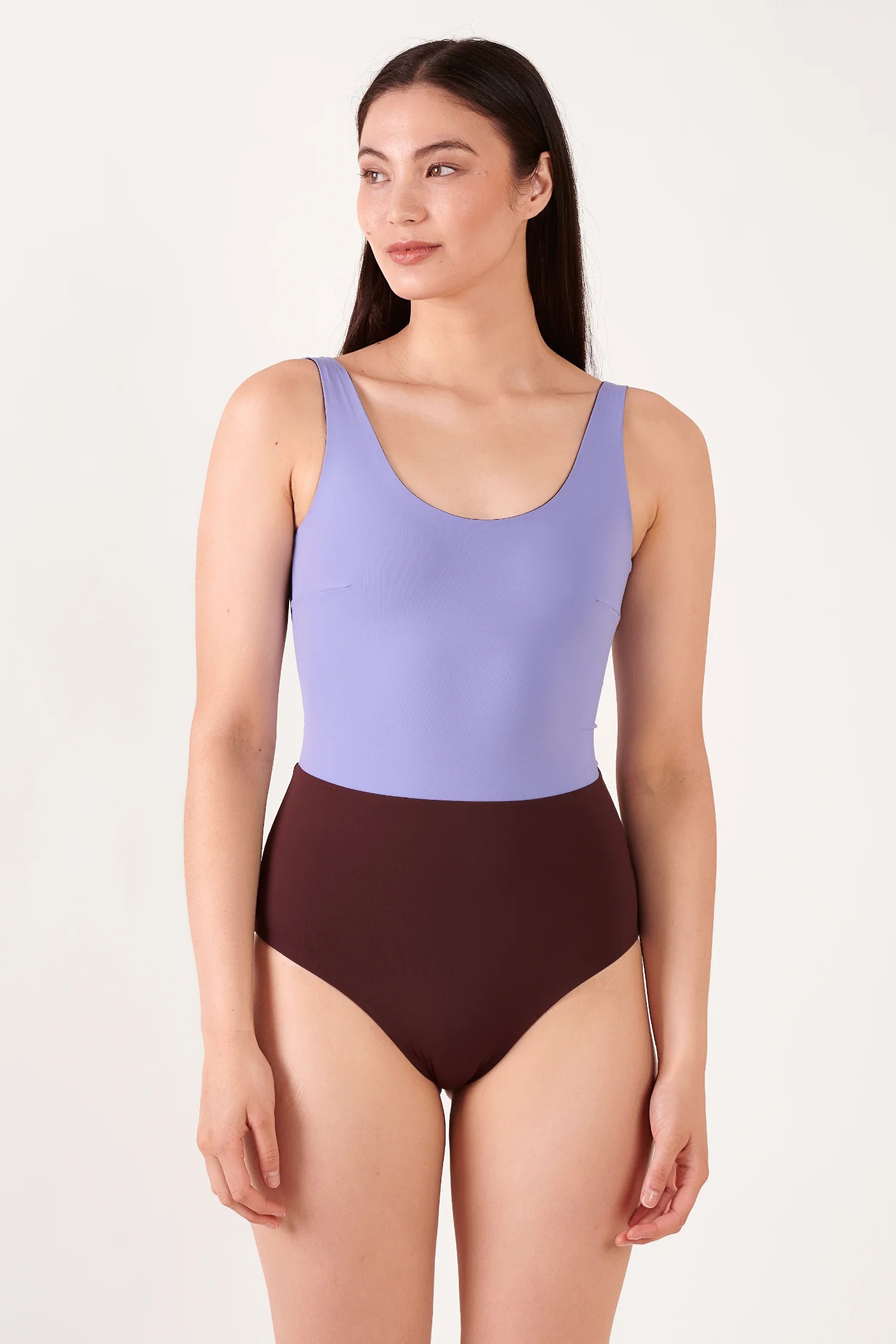 MYMARINI Bikini-Set: Frau trägt lilafarbenes Bikini-Oberteil mit breiten Trägern und braunem High-Waist-Höschen, U-Ausschnitt.#color_chocolate-lilac