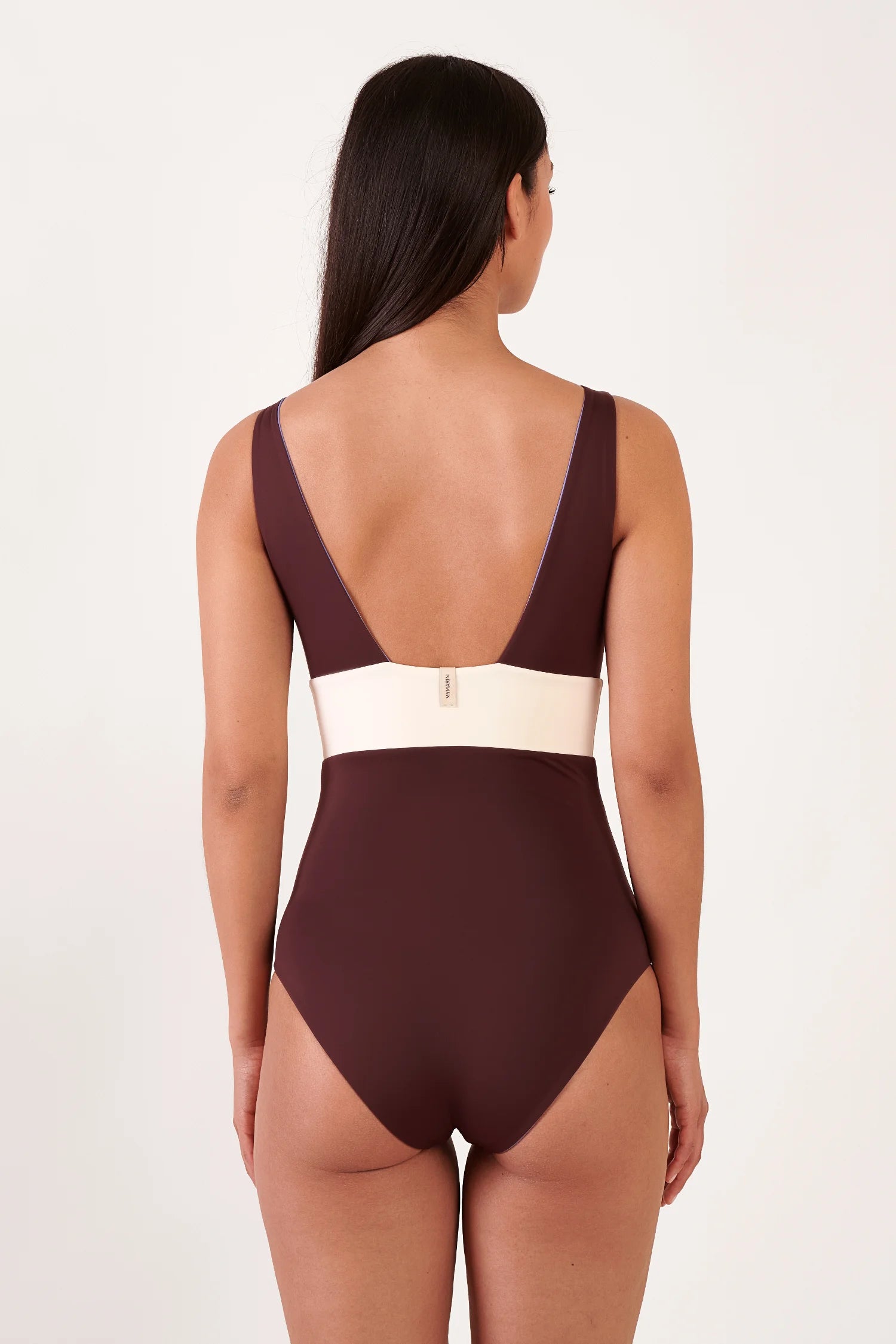 MYMARINI One-Piece in burgunderrot mit breitem hellbeigem Gürtel; tiefer Rücken, breite Träger, Rückenansicht.#color_chocolate-lilac