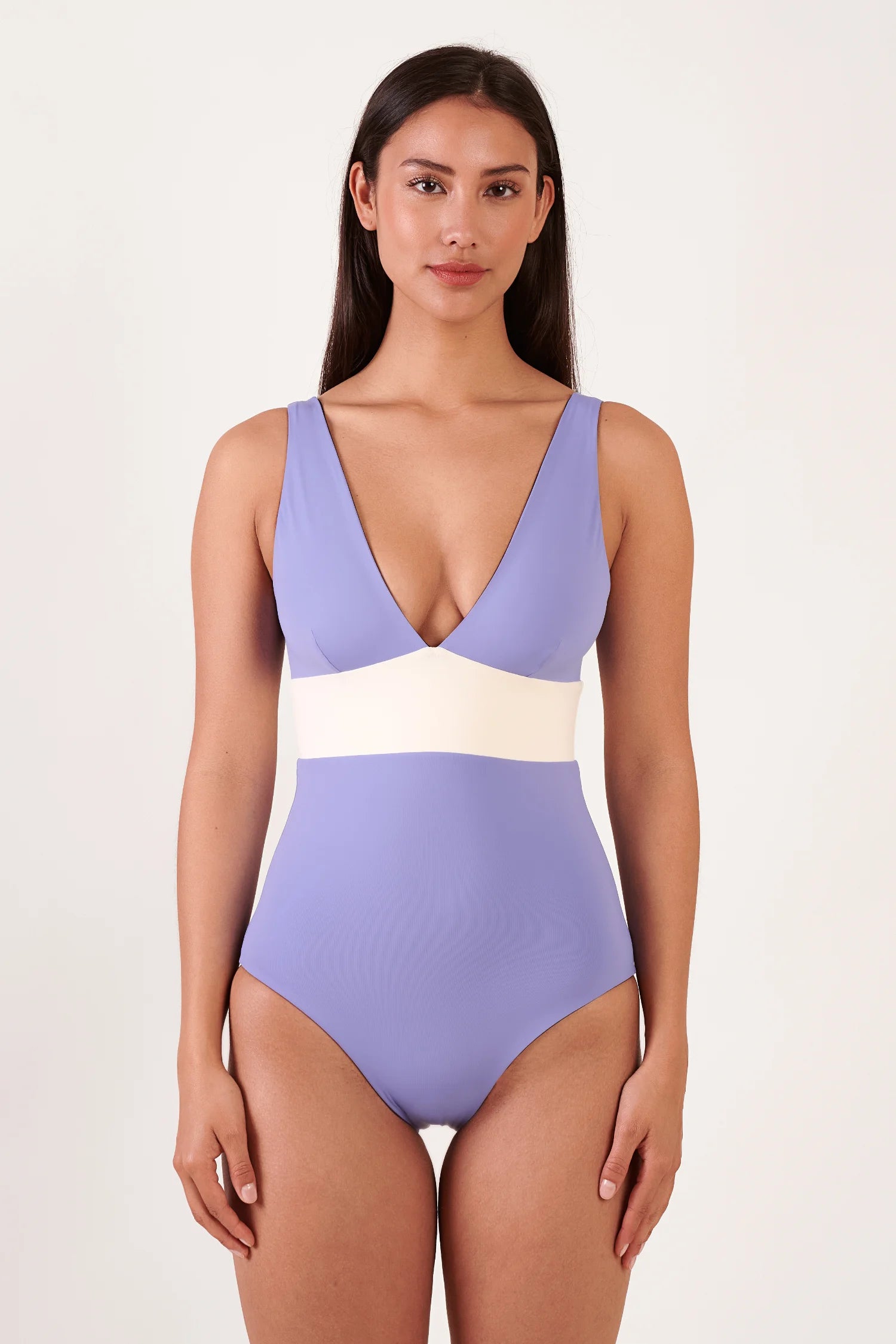 MYMARINI One-Piece-Badeanzug in Lavendel mit cremefarbener Taille, tiefer V-Ausschnitt, breite Träger, Modell zeigt den Schnitt.#color_chocolate-lilac