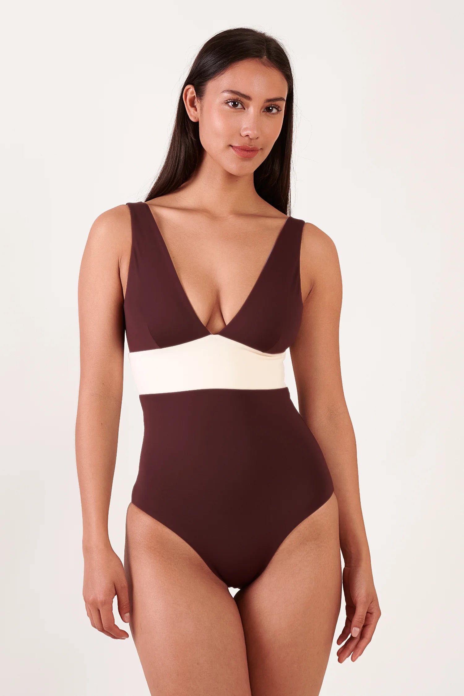 MYMARINI One-Piece-Badeanzug in Braun mit weißem Taillenband, tiefer V-Ausschnitt, figurbetont.#color_chocolate-lilac
