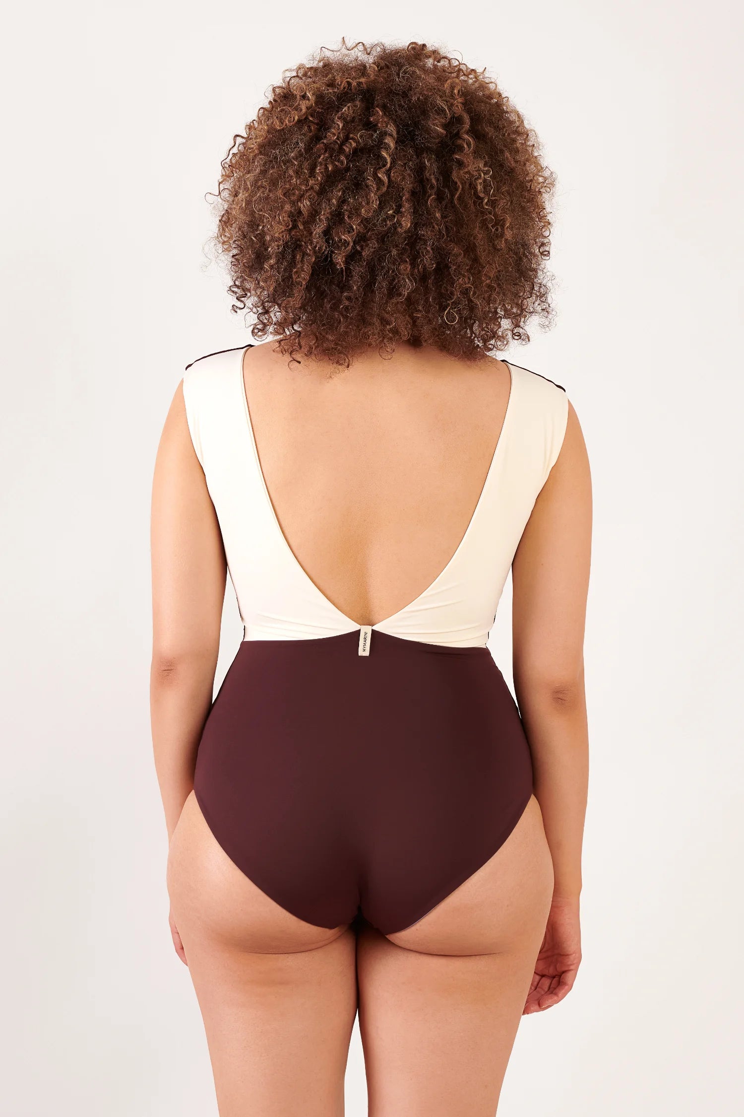 MYMARINI One-Piece-Badeanzug: Rückenansicht mit tiefem V-Ausschnitt, breite Träger, creme oben, braun unten, Reißverschluss-Detail.#color_chocolate-lilac