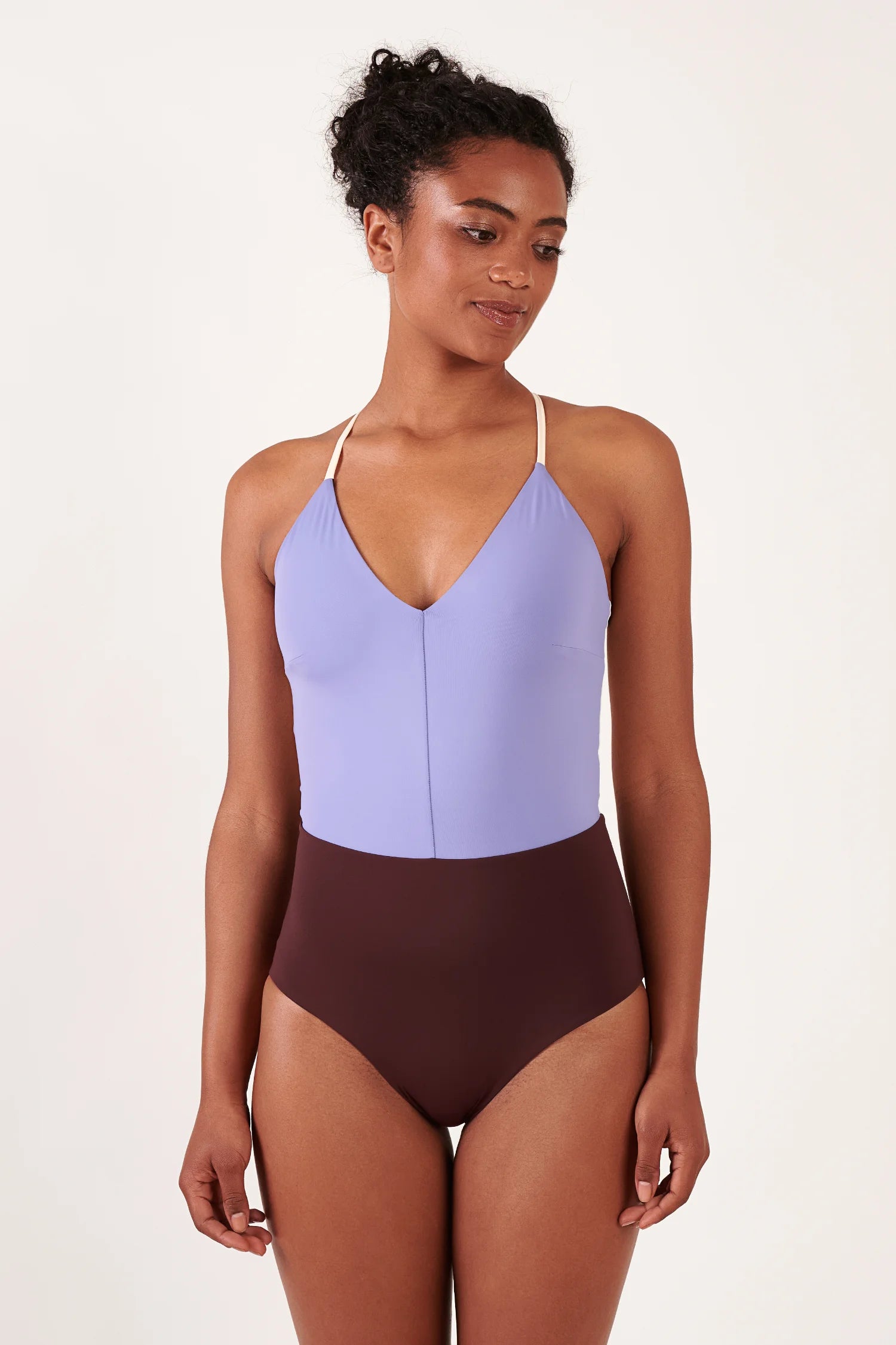 MYMARINI One-Piece-Badeanzug, zweifarbig in Hellblau und Dunkelbraun, V-Ausschnitt, Halter-Träger, für Strand & Pool.#color_chocolate-lilac