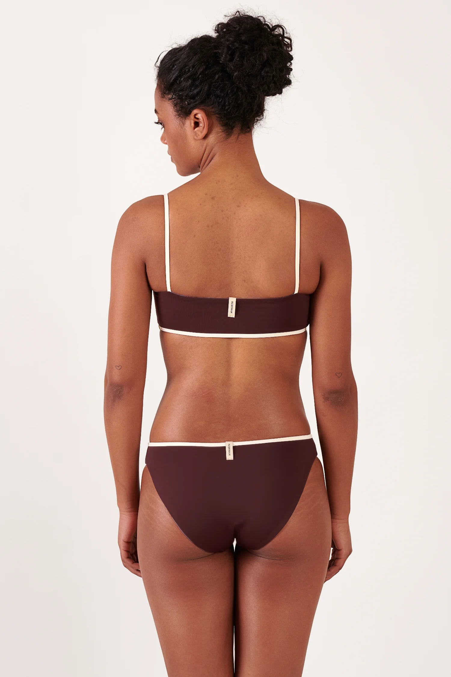 MYMARINI Bikini-Set, Rückansicht: braunes Oberteil mit Spaghettiträgern und braune Hose, weiße Kanten, Label sichtbar.#color_chocolate-lilac