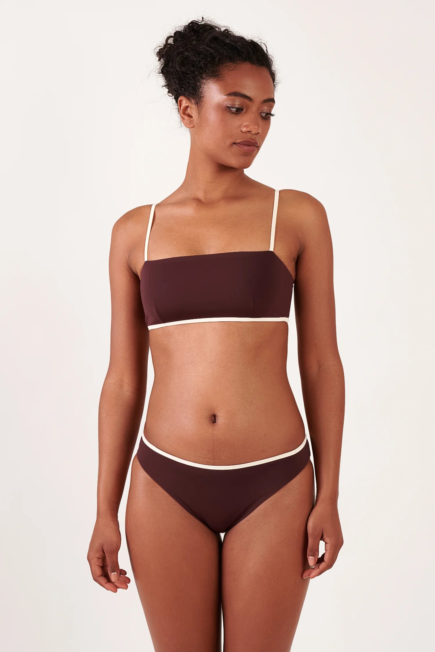 MYMARINI Bikini-Top mit dünnen Trägern in Braun und passende Bikini-Hose mit weißem Rand; Top: Spaghettiträger, Hose: Mid rise.#color_chocolate-lilac