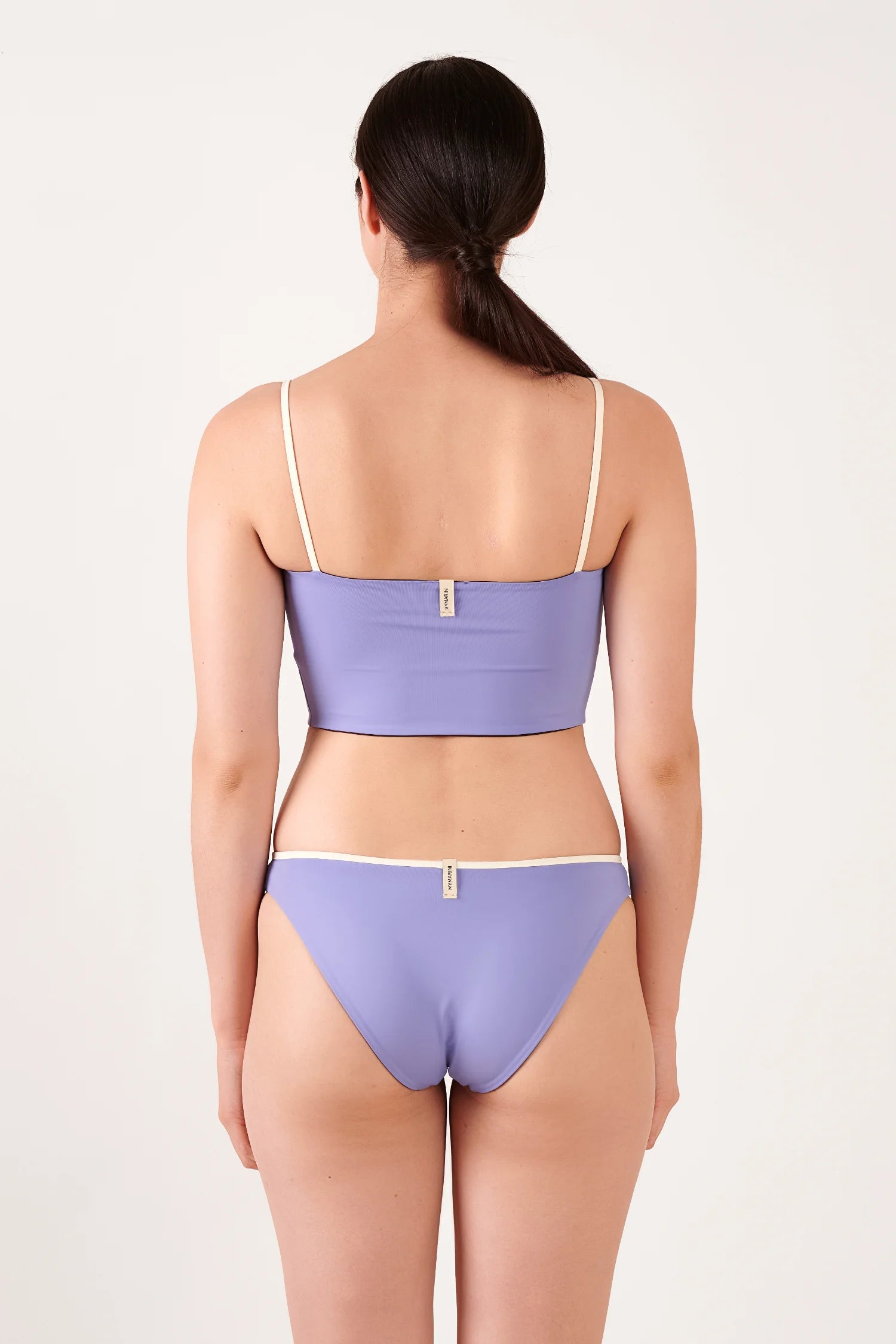MYMARINI Bikini-Set, Oberteil mit Spaghettiträgern und geradem Rücken, Hose mit weißem Saum, Logo-Siegel – Rückenansicht.#color_chocolate-lilac