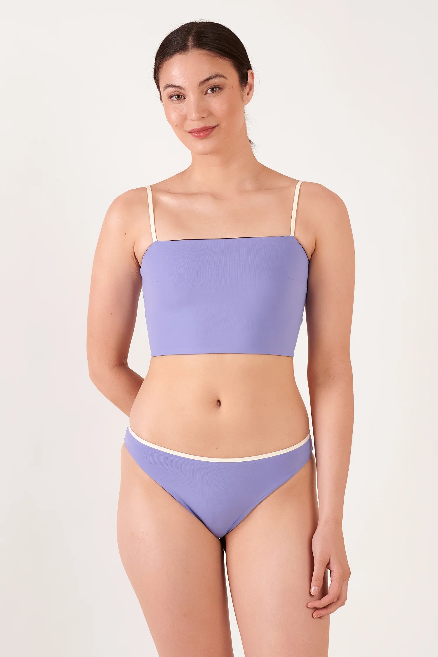 MYMARINI Bikini-Set: Lilafarbene Oberteil mit Spaghettiträgern und geradeem Ausschnitt, passende Hose mit weißem Bund.#color_chocolate-lilac
