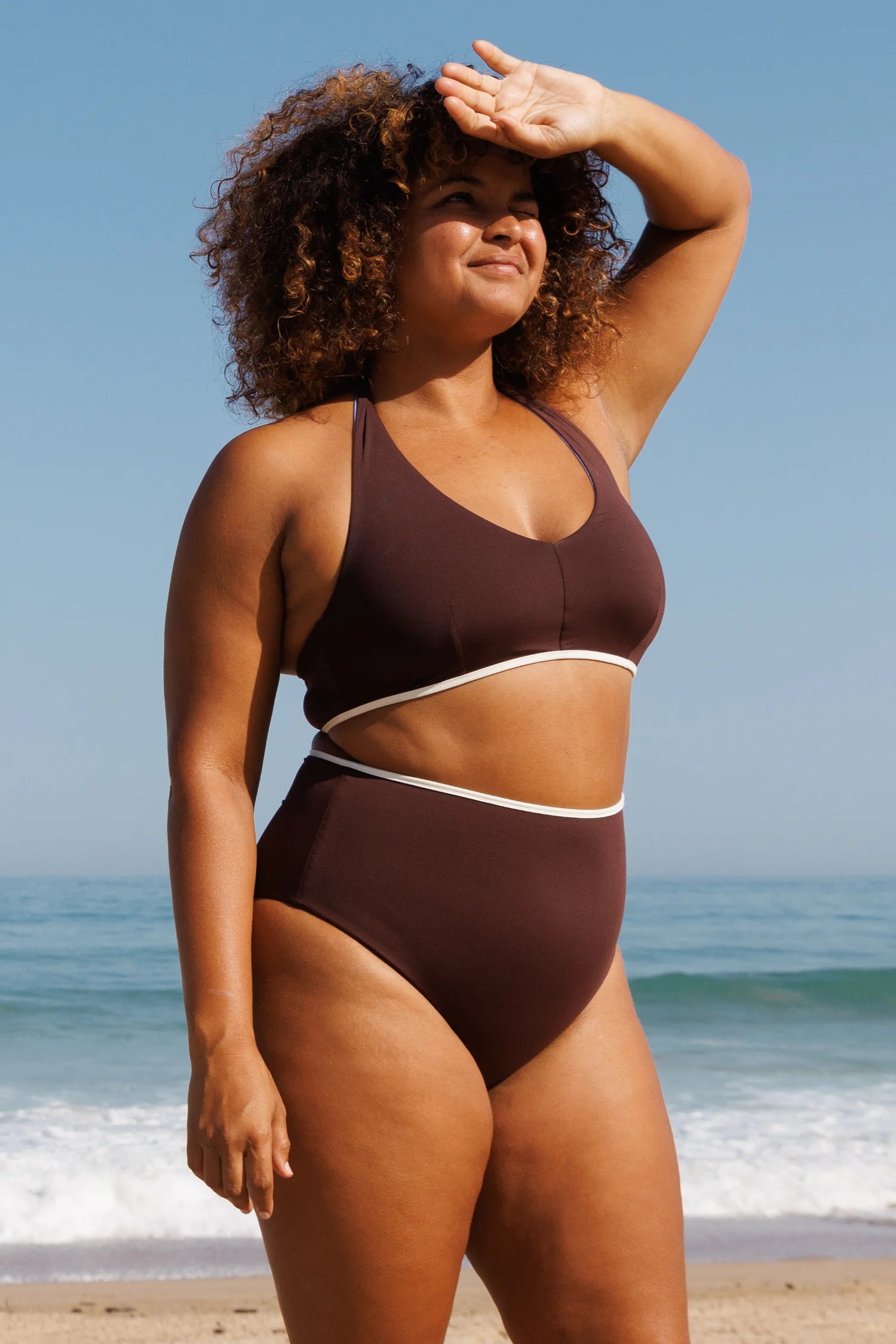 MYMARINI Bikini-Set: brauner Bikinitop mit breiten Trägern und High-Waist Bikinihose am Strand.#color_chocolate-lilac