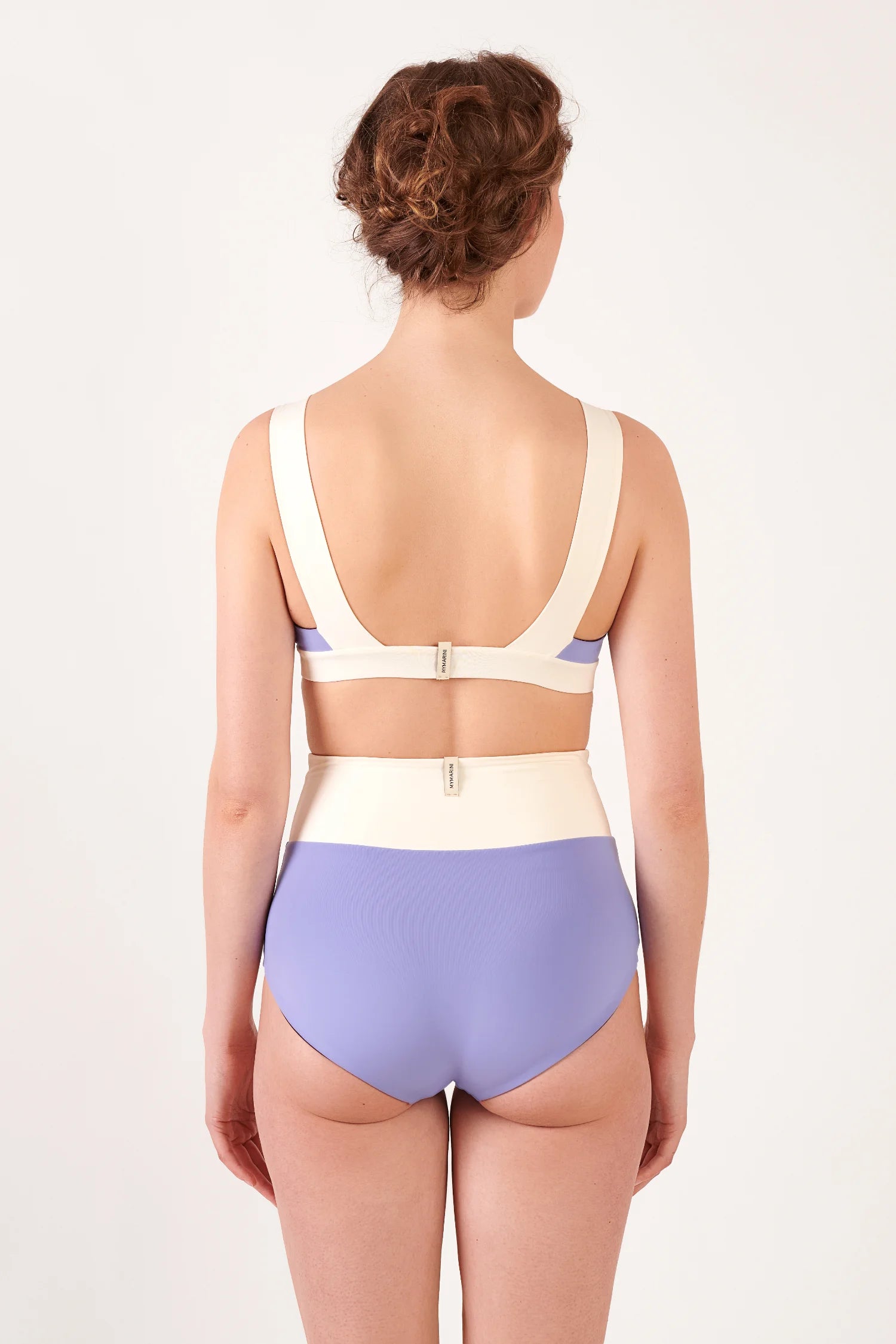 MYMARINI Bikini-Set: cremefarbener Bikinitop mit breiten Trägern, lavendelfarbene High-Waist-Hose, Rückverschluss.#color_chocolate-lilac