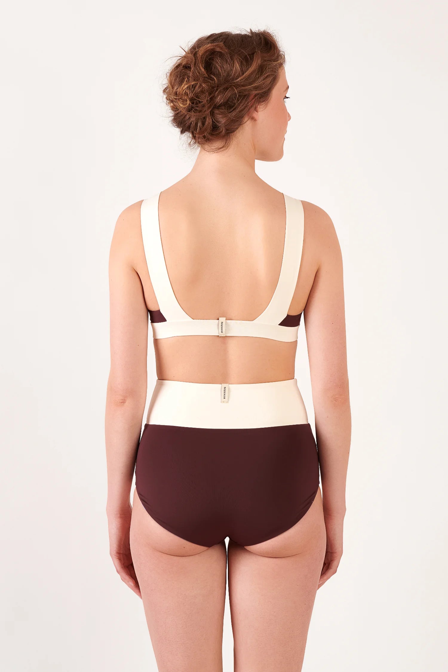 MYMARINI Bikinioberteil in Creme mit breiten Trägern und Rückenverschluss; burgunderfarbene High-Waist-Bikinihose, Rückansicht.#color_chocolate-lilac