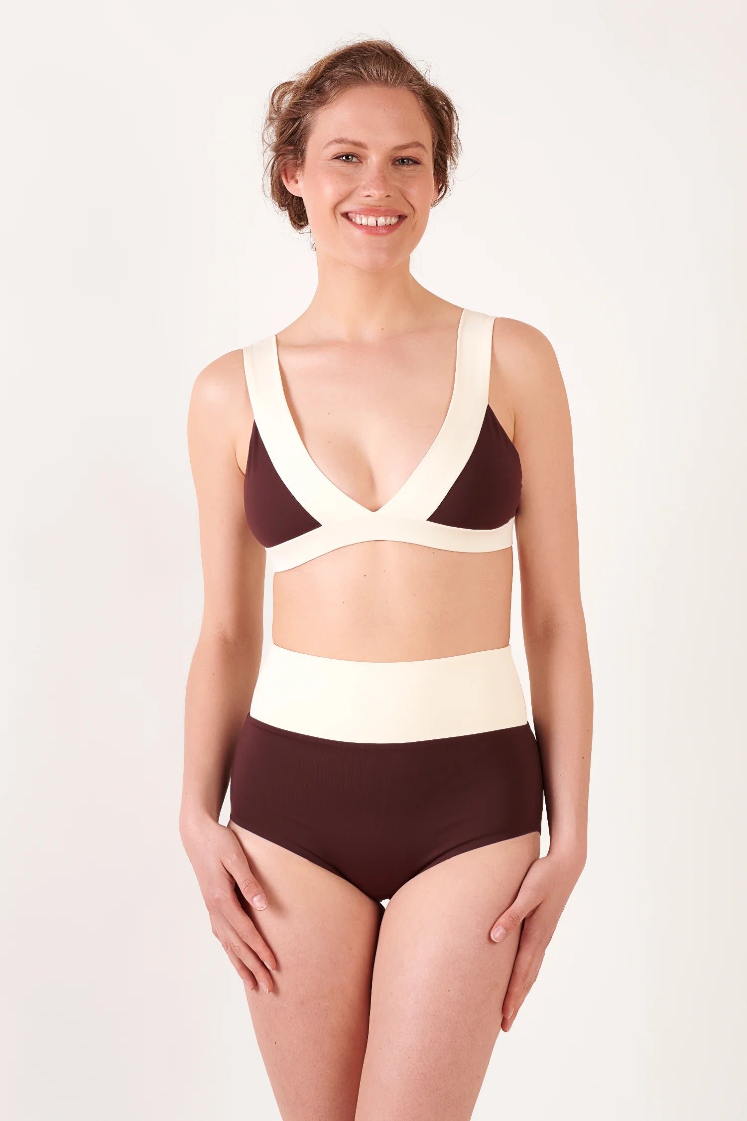 MYMARINI Bikini-Set: Oberteil mit V-Ausschnitt und breiten Trägern, cremefarbene Bandführung; High-Waist-Hose in Braun.#color_chocolate-lilac