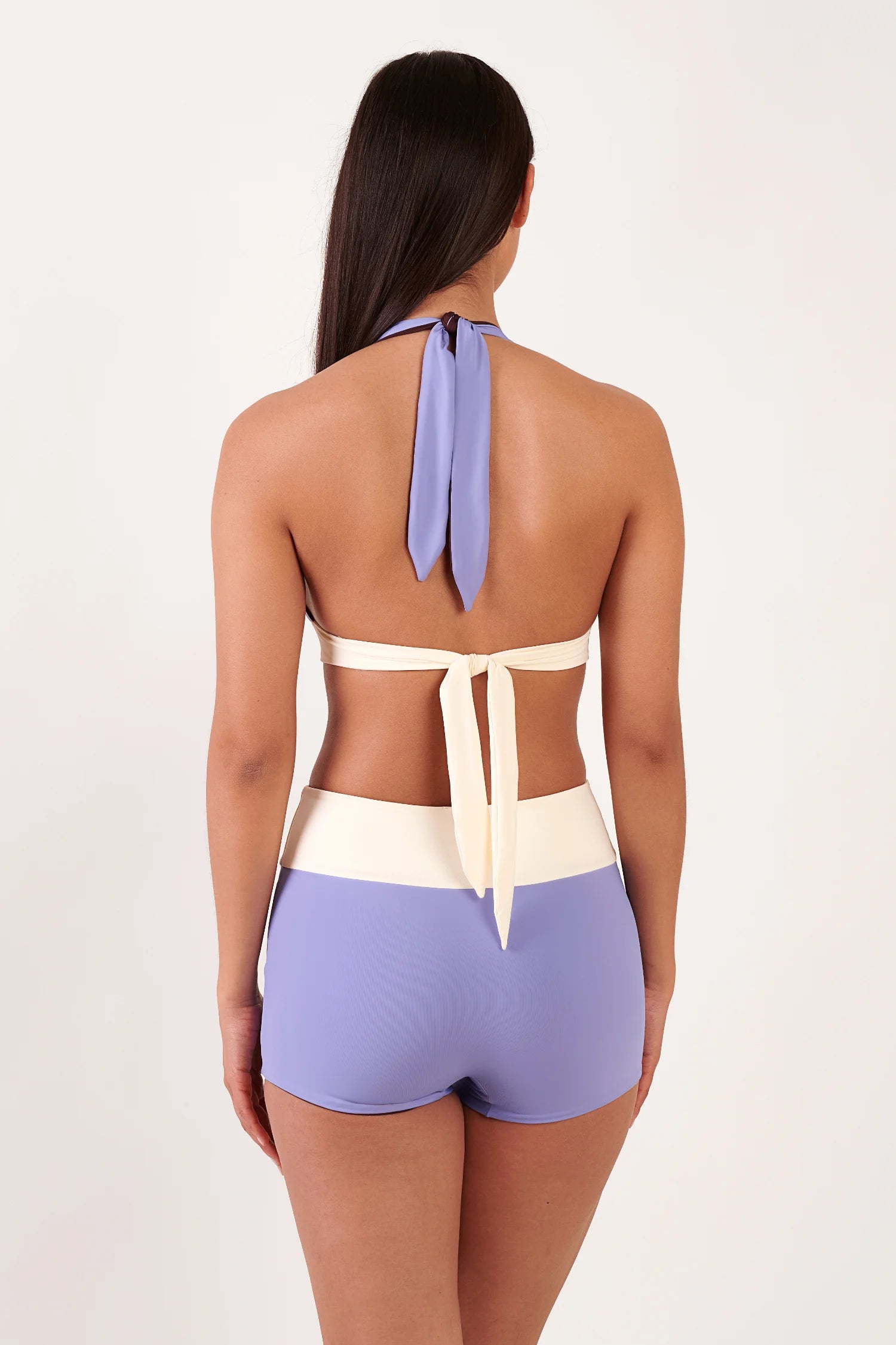 Rückansicht eines MYMARINI-Bikinis: Neckholder-Bikinitop in Lila, cremefarbene Rückenband; Bikinihose in Lila, Mid rise.#color_chocolate-lilac