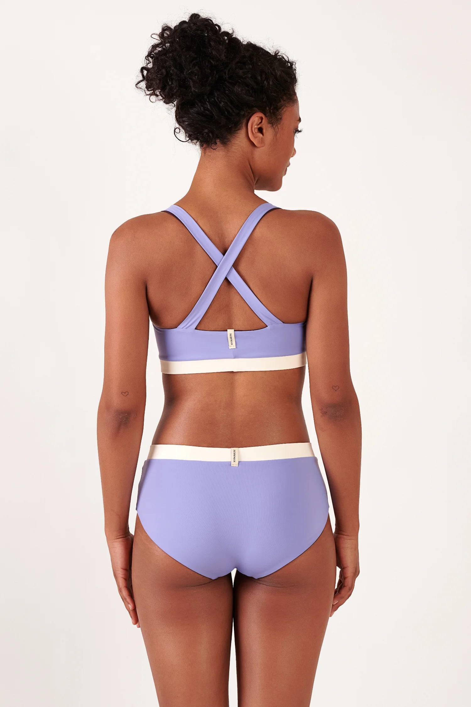 MYMARINI Bikinitop und Bikinihose in Lavendel; Kreuzträgeroberteil, hohe Taille mit weißem Bund, Rückansicht.#color_chocolate-lilac