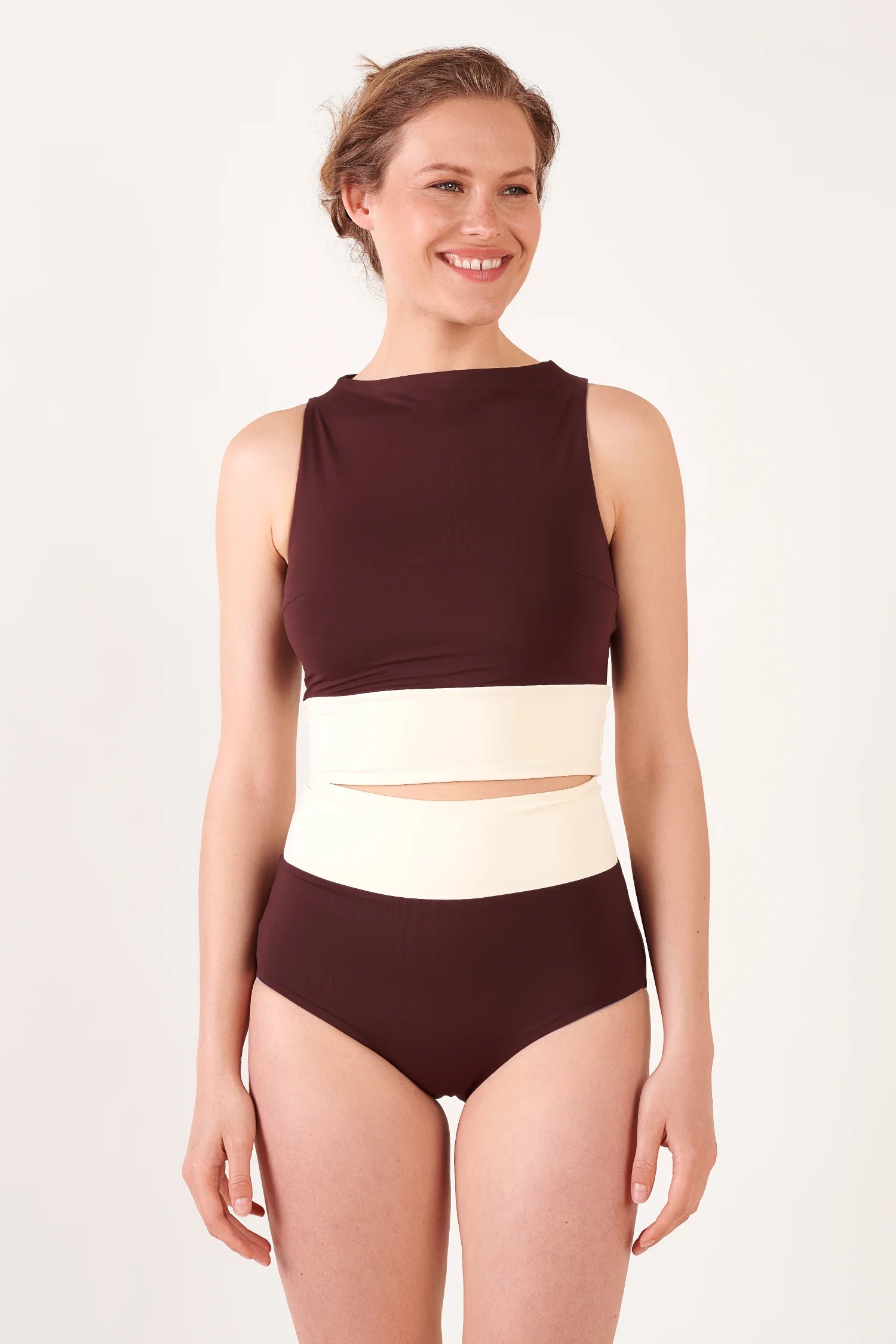 MYMARINI Bikinitop Hochgeschlossen in Burgunderrot mit cremefarbenem Taillengummi; passende Bikinihose High Waist.#color_chocolate-lilac