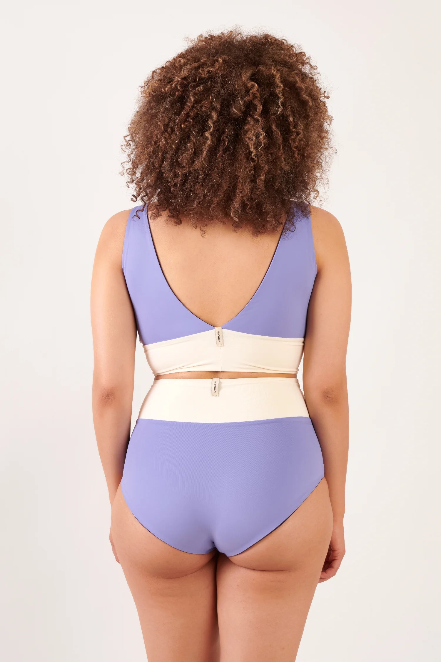 MYMARINI Bikini-Top mit V-Rücken und cremefarbener breiter Taille, dazu High-Waist-Bikinihose in Flieder.#color_chocolate-lilac