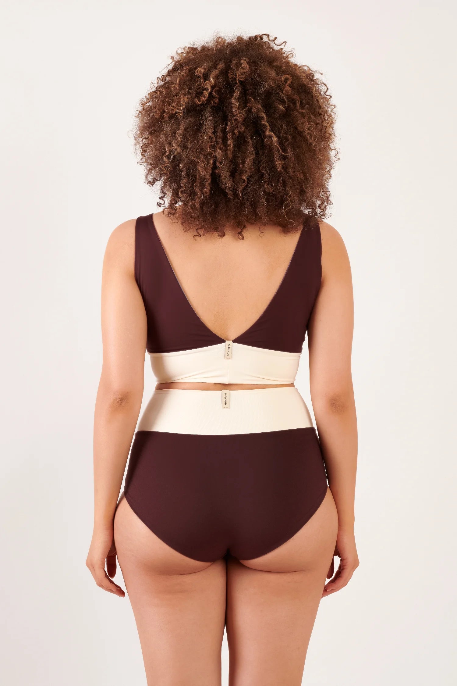 MYMARINI Bikini-Set, Rückansicht: braunes Bikinitop mit V-Rückenausschnitt und beigefarbene High-Waist-Bikinihose; Markenanhänger sichtbar.#color_chocolate-lilac