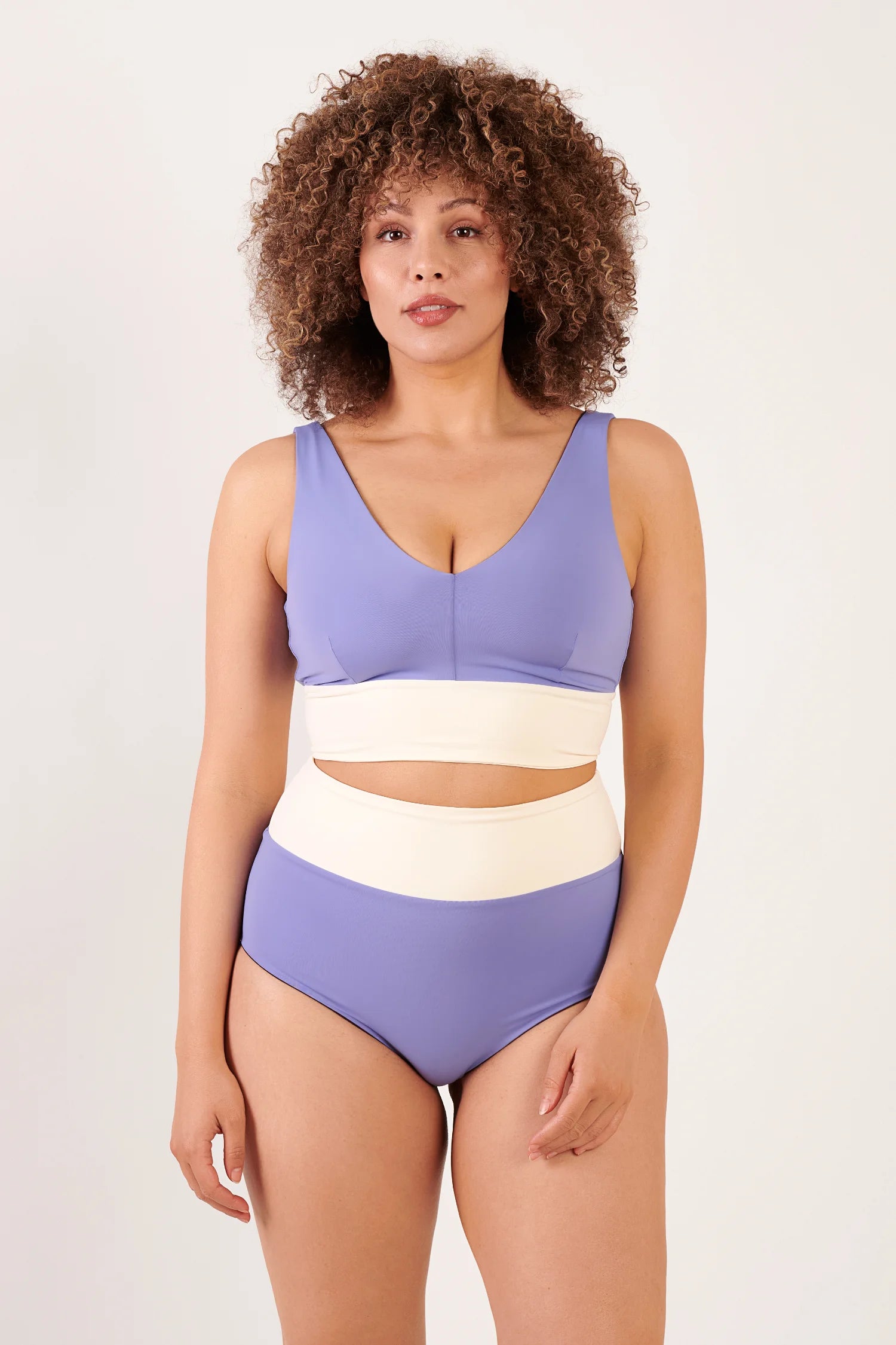 MYMARINI Bikini-Set: Oberteil in Lavendel mit V-Ausschnitt und breiten Trägern; hoch geschnittene Bikinihose mit cremefarbener Taille.#color_chocolate-lilac