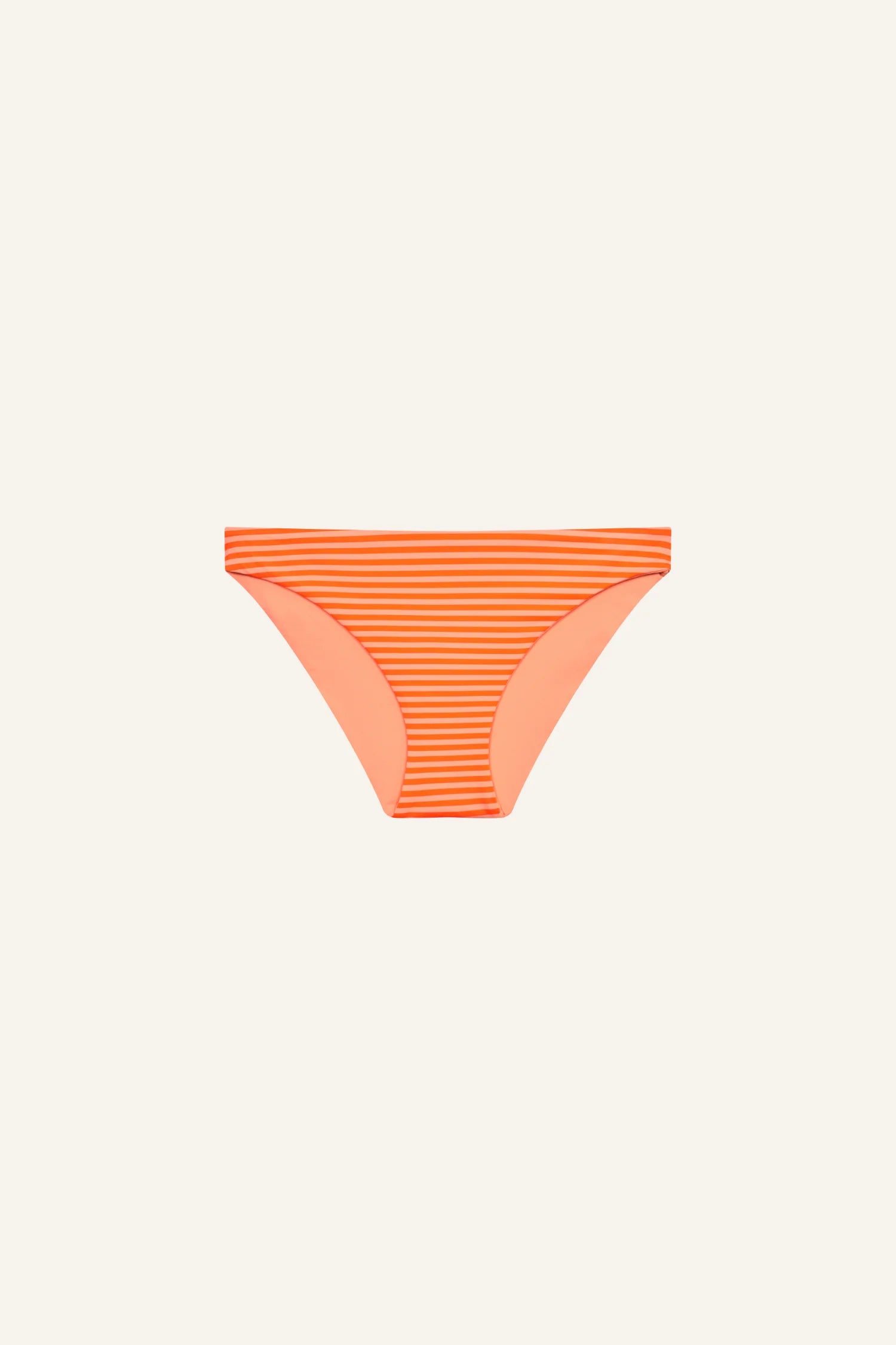 MYMARINI Bikinihose mit orangefarbenen Streifen, Mid rise Schnitt, auf hellem Hintergrund.#color_melon-striped