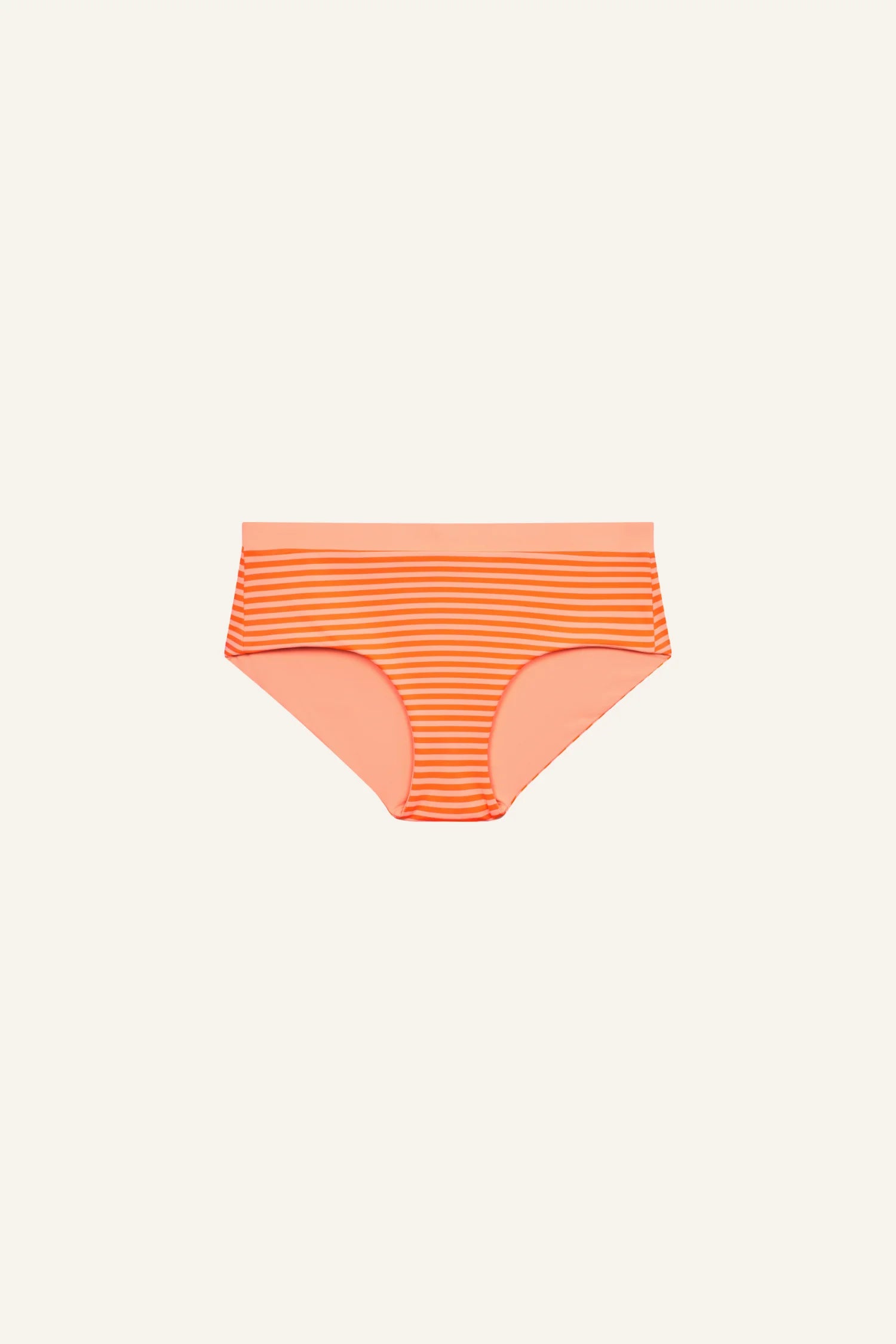 MYMARINI Bikinihose mit orangefarbenen Streifen, Mid rise Schnitt, auf hellem Hintergrund.#color_melon-striped