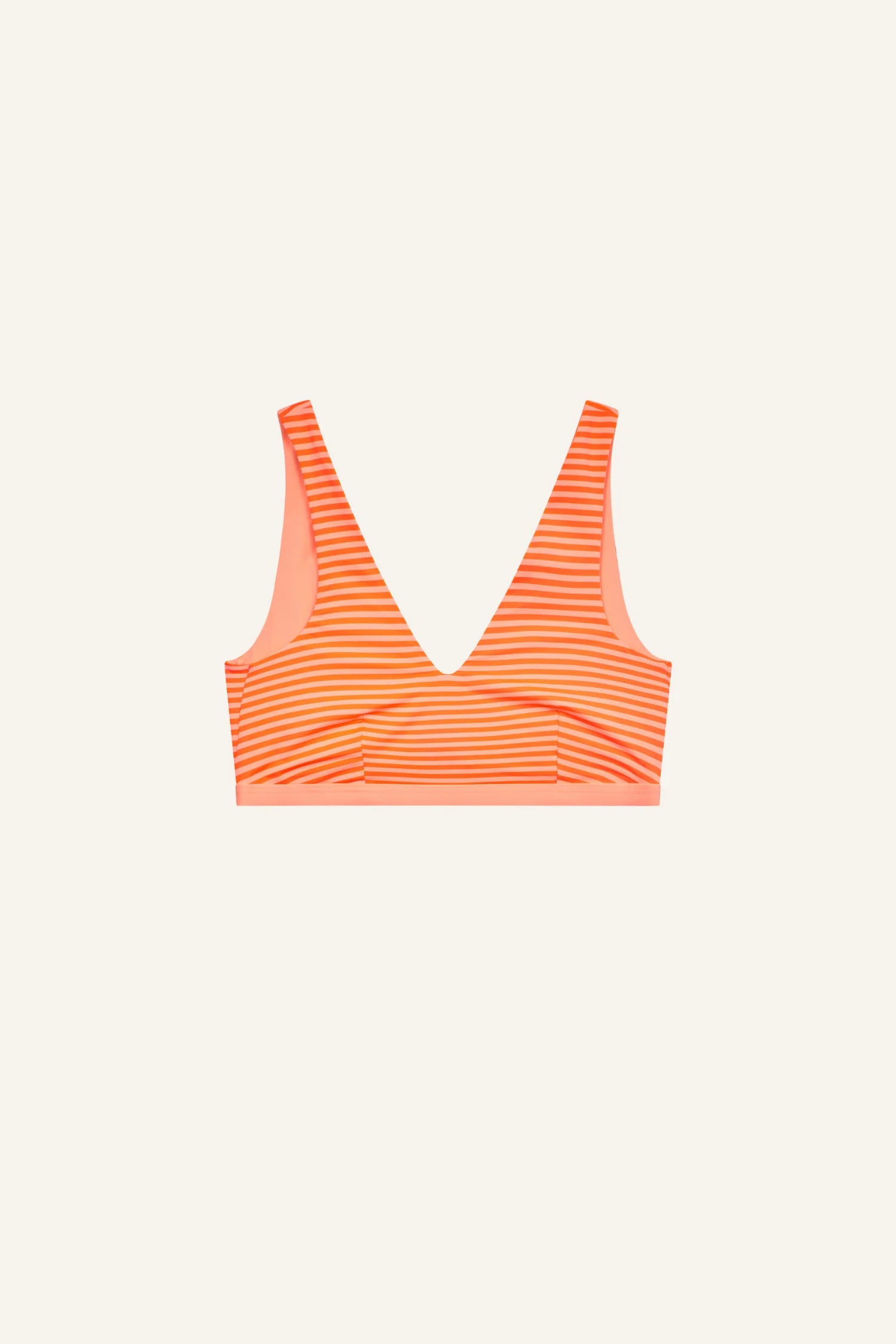 MYMARINI Bikinitop mit V-Ausschnitt und breiten Trägern in orange-weiß gestreift auf hellem Hintergrund.#color_melon-striped