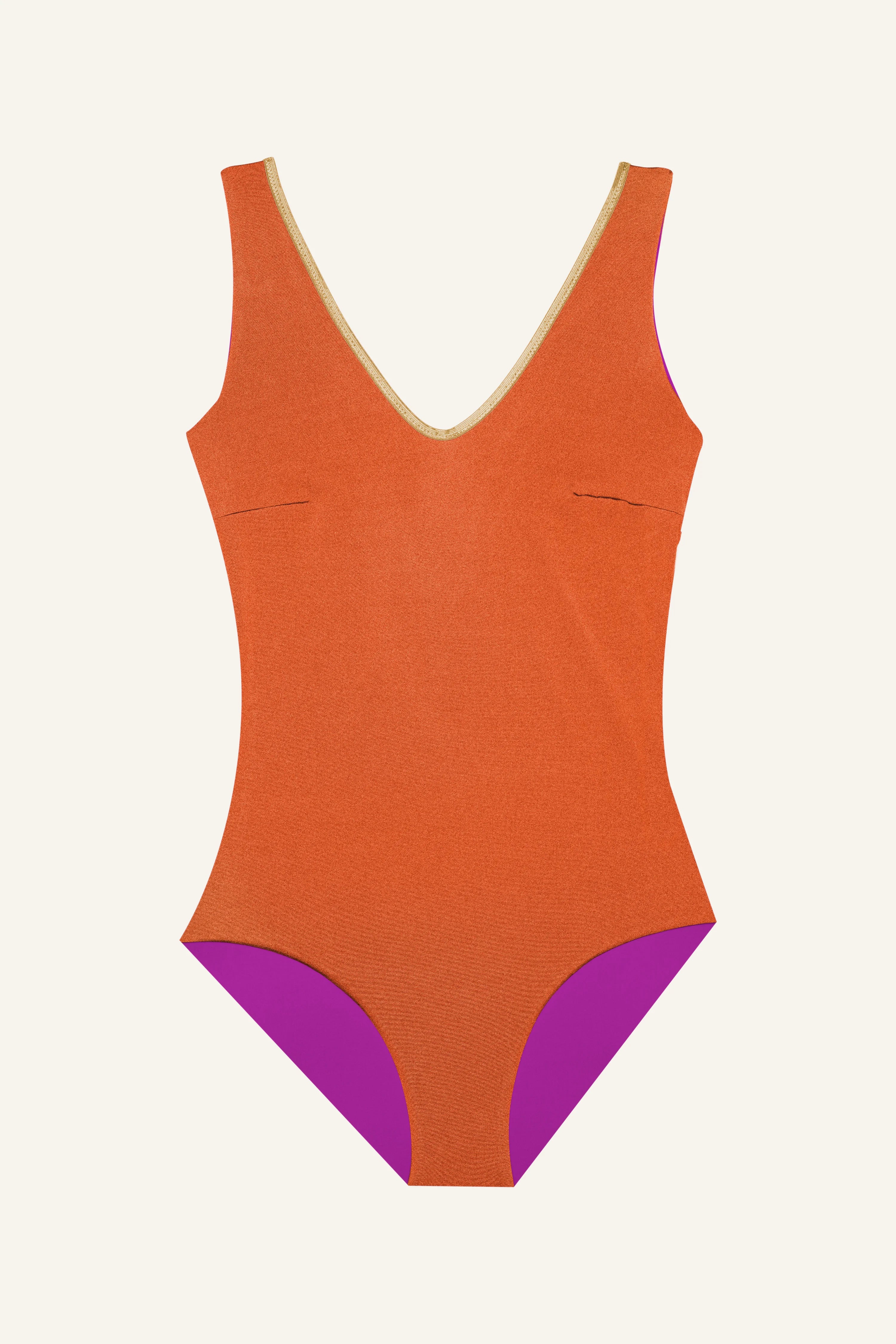 MYMARINI Badeanzug in Orange mit V-Ausschnitt und tiefem Beinausschnitt, lila Akzente.#color_papaya-cassis