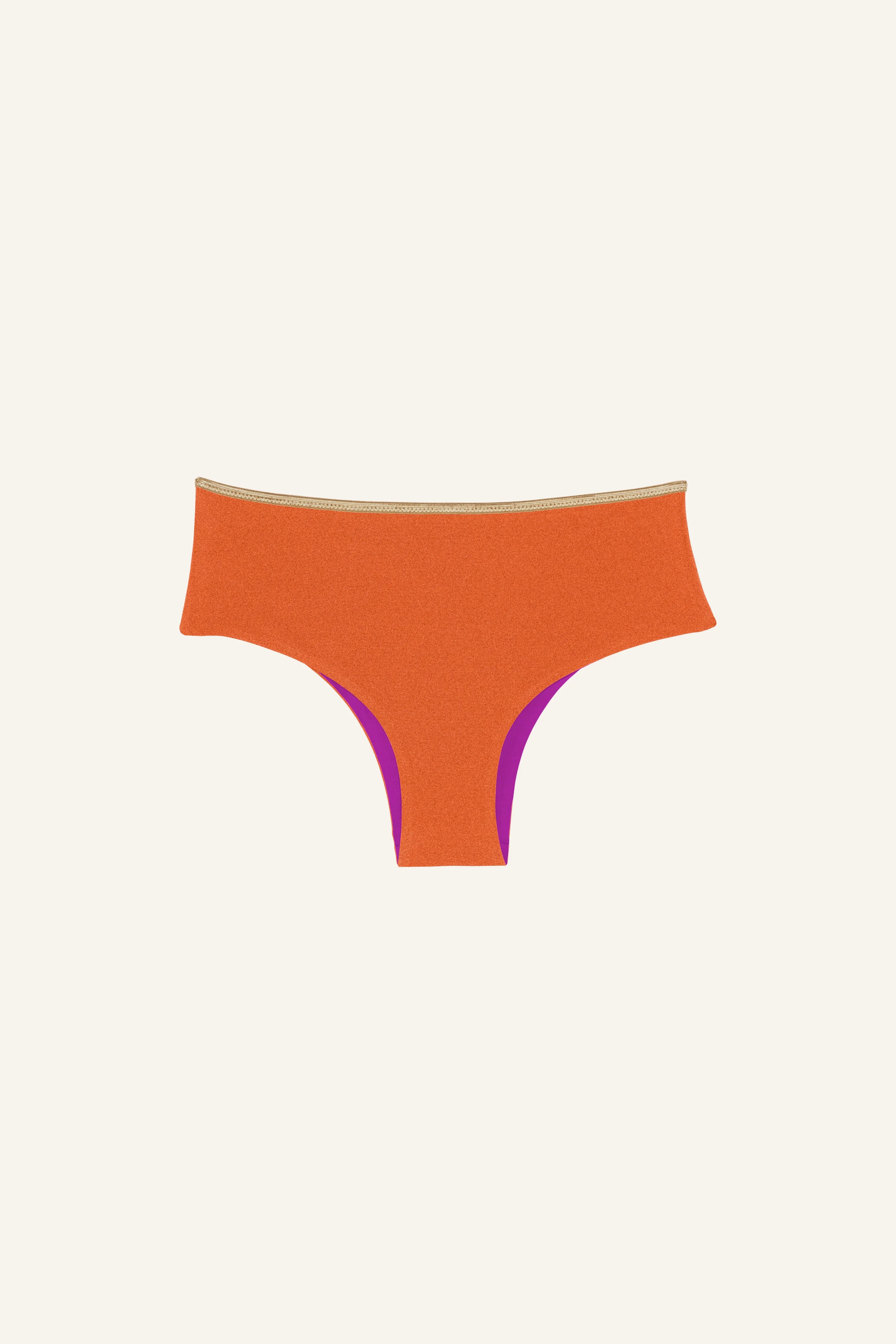 MYMARINI Bikinihose in Orange mit lila Details, hoher Beinausschnitt, auf hellem Hintergrund.#color_papaya-cassis