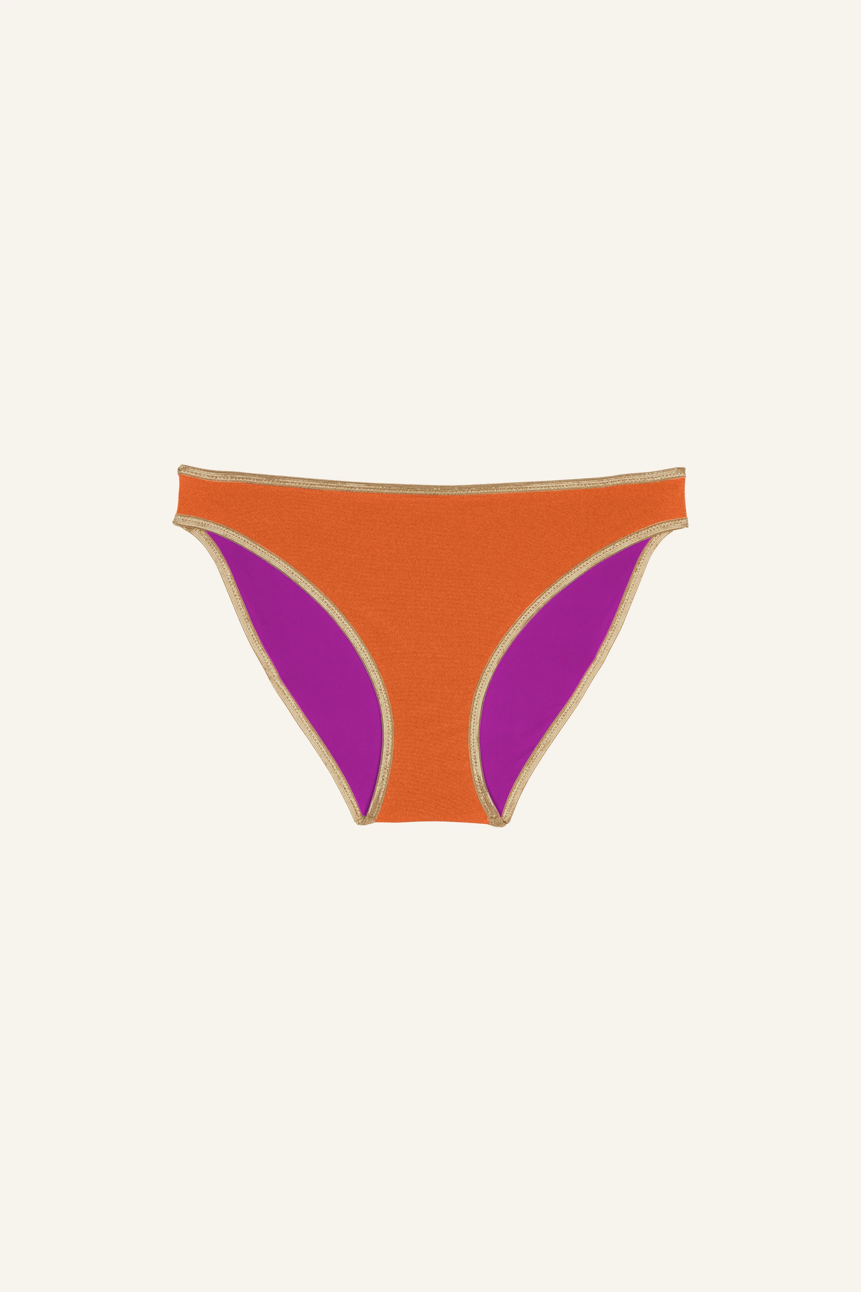 MYMARINI Bikinihose in Orange mit lila Einsätzen, Mid rise Schnitt, vor neutralem Hintergrund.#color_papaya-cassis