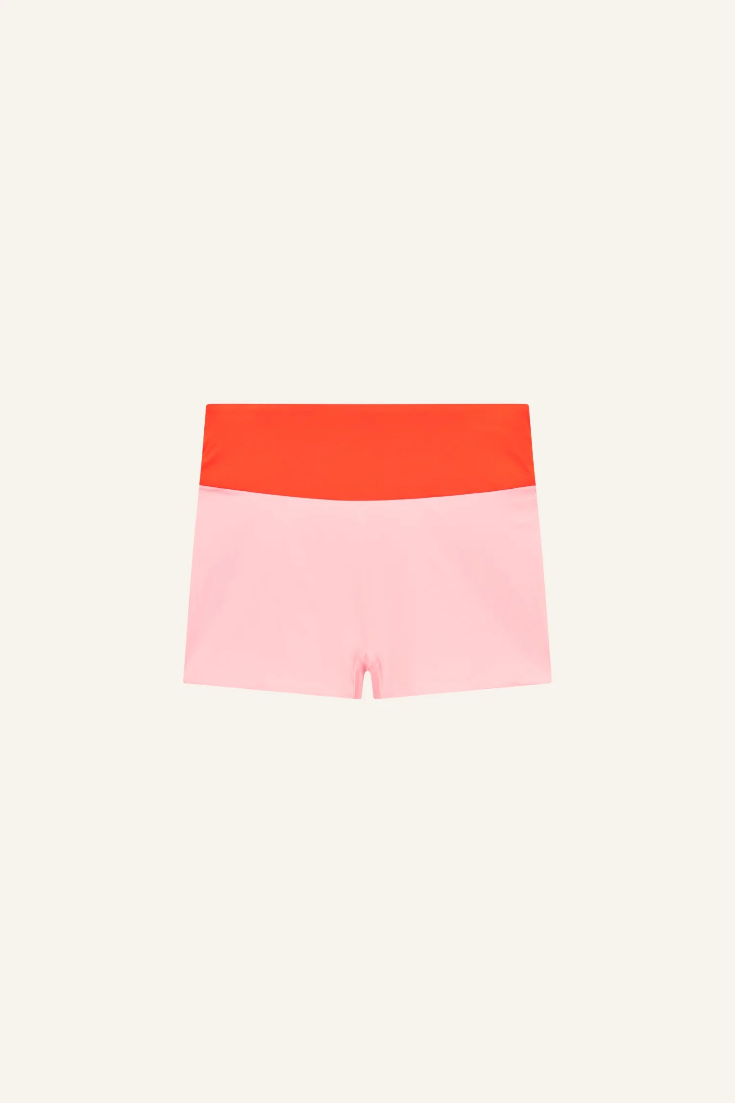 MYMARINI Bikinihose in roter Oberseite und rosa Unterteil, High-Waist-Schnitt, farbige Blockoptik vor hellem Hintergrund.#color_poppy-macaron