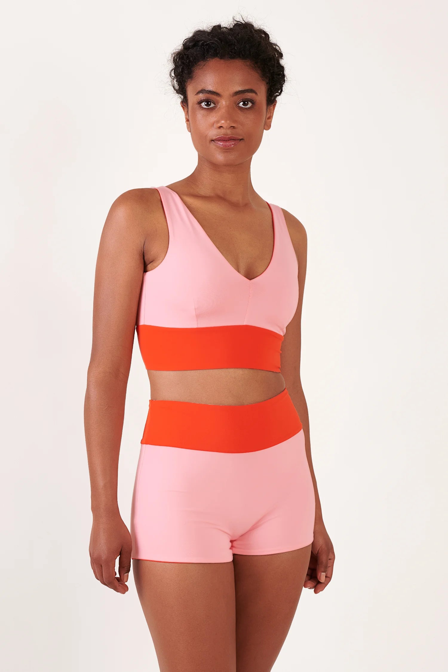 MYMARINI Bikini-Set: Bikinioberteil und Bikinihose in Pink mit orangefarbenem Bund, V-Ausschnitt, breite Träger, Hoher Bund.#color_poppy-macaron