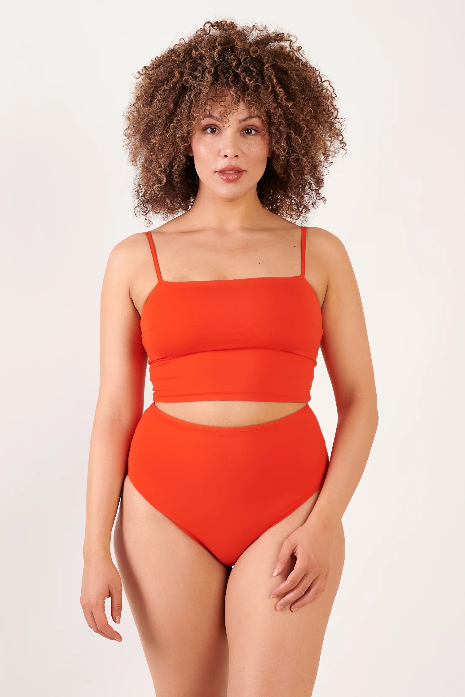 MYMARINI Bikini-Set: Oberteil mit dünnen Trägern und Bikinihose mit hohem Taillenschnitt, orange.#color_poppy-macaron