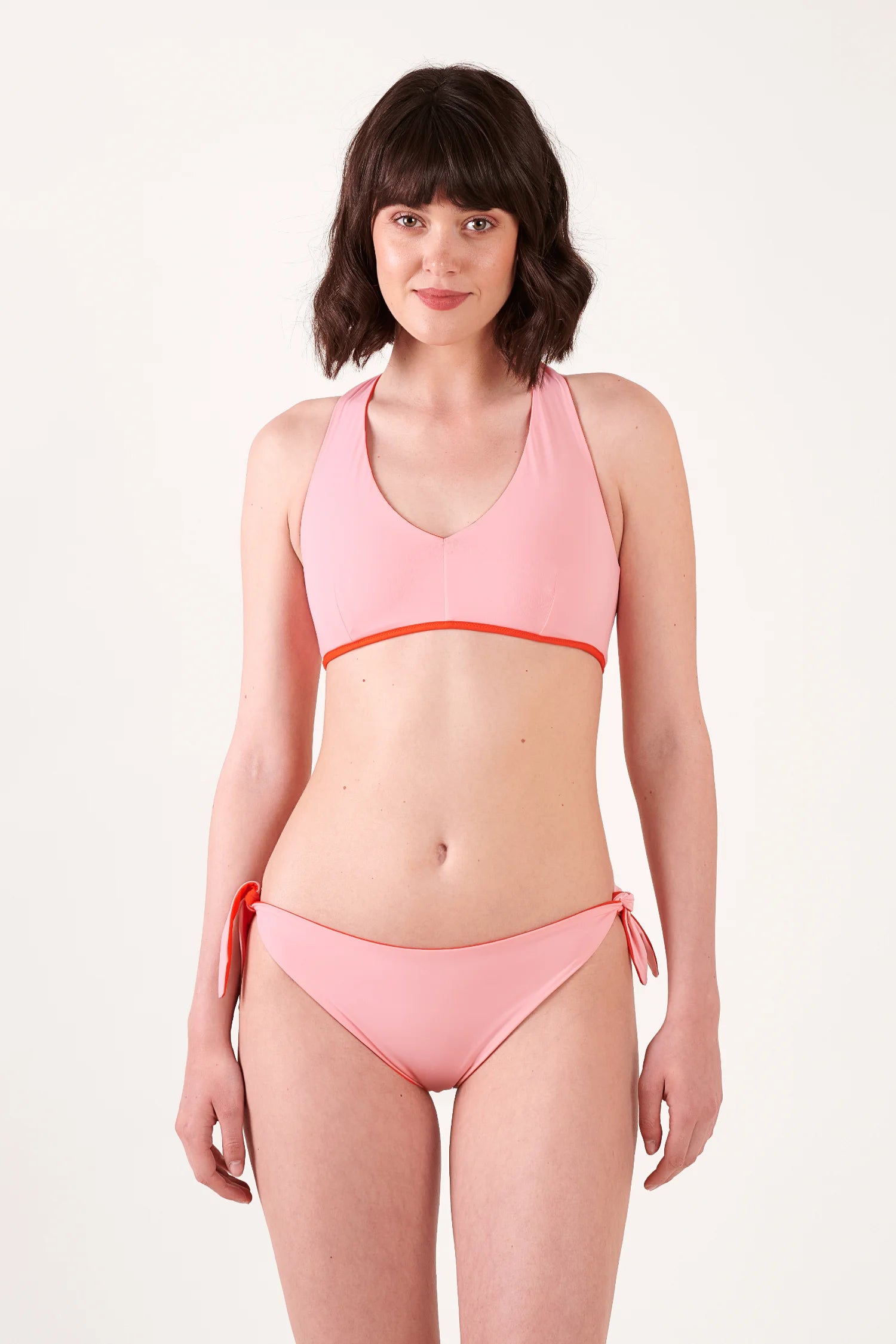 MYMARINI Bikini: Oberteil mit V-Ausschnitt und Halterträger, Hose mit seitlichen Bindebändern, rosa.#color_poppy-macaron