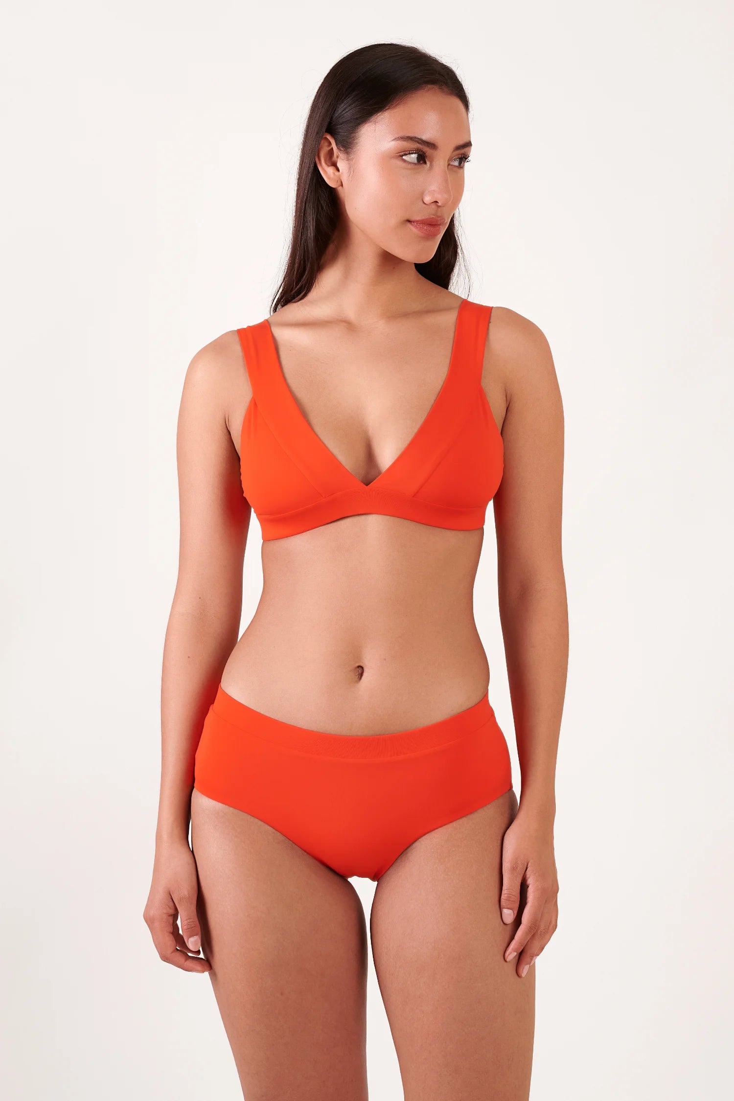 MYMARINI Bikini-Top orange mit tiefem V-Ausschnitt und breiten Trägern; passende Bikini-Hose mit hohem Taillensaum, orange, sichtbar.#color_poppy-macaron