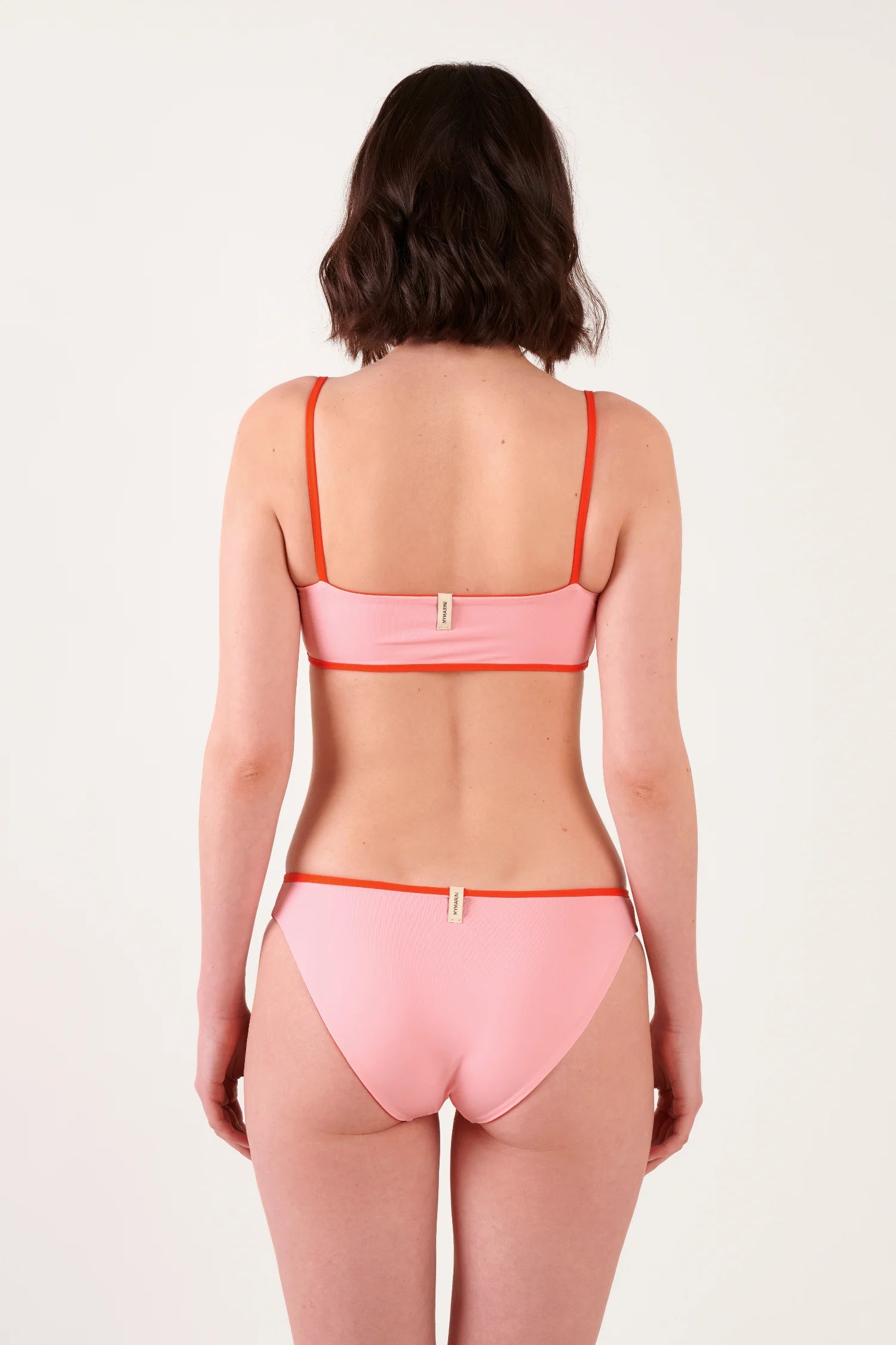 MYMARINI Bikini-Top und Bikini-Hose in pink mit roter Bordüre, Rückenansicht: Spaghettiträger, Mid-rise-Hose.#color_poppy-macaron