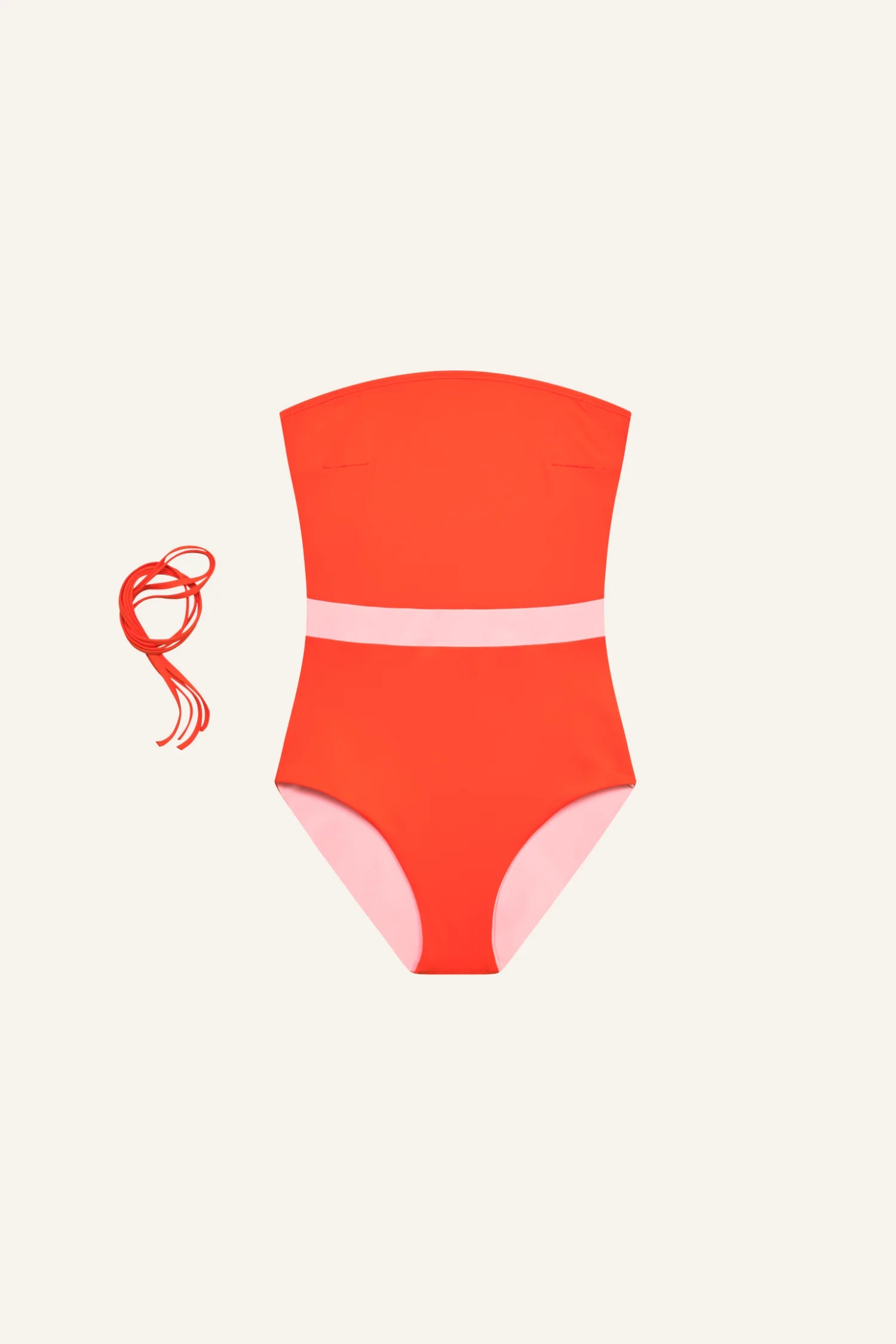MYMARINI One-Piece-Badeanzug in leuchtendem Orange mit rosa Gürtelband, Bandeau-Schnitt, rosa Innenfutter; links sichtbares Schnürband.#color_poppy-macaron